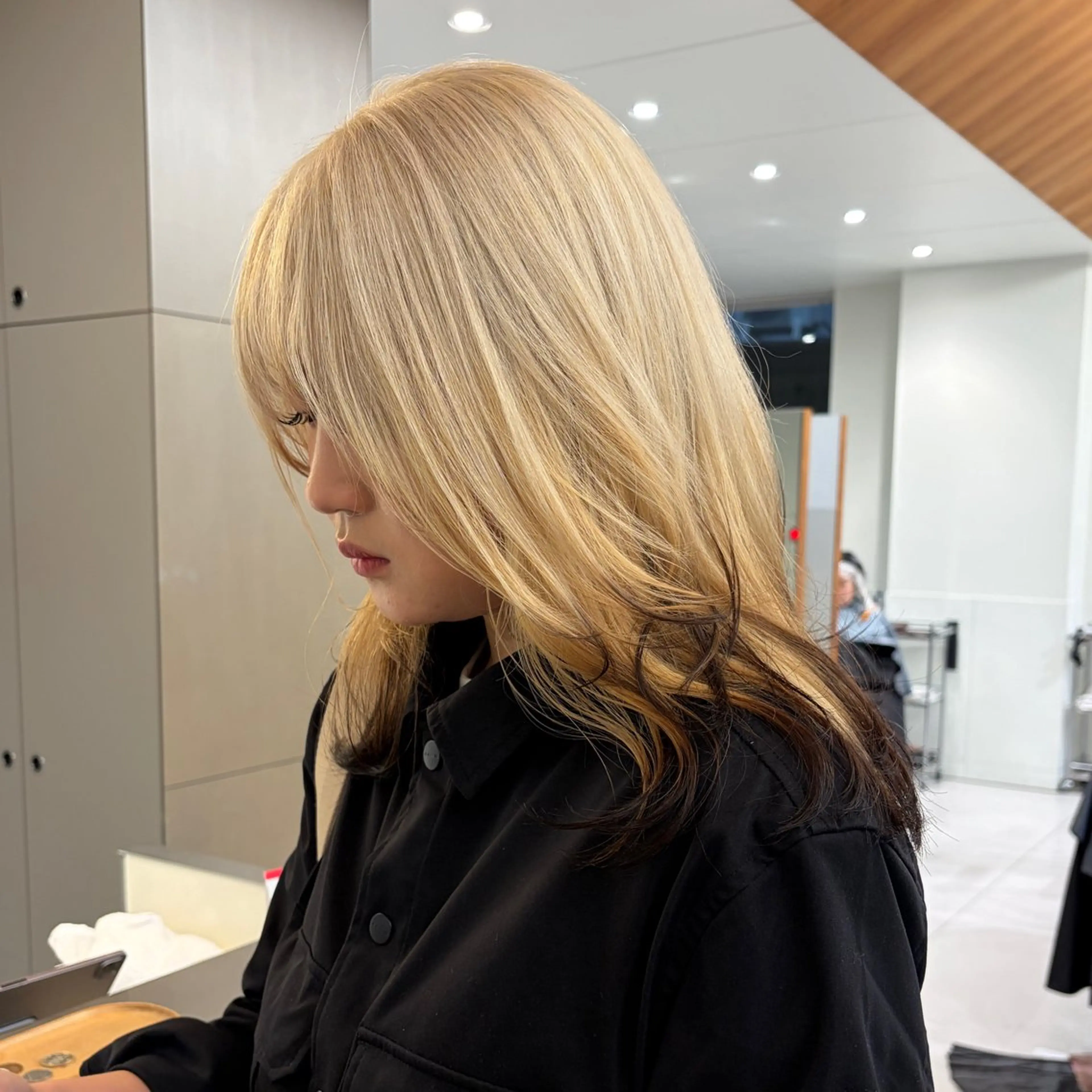 ミディアム カラー ブロンド 透明感カラー ダブルカラー ホワイトブロンド ヘアカラー トリートメント 高発色ブリーチ/ ハイレイヤー🪽aiのヘアスタイル