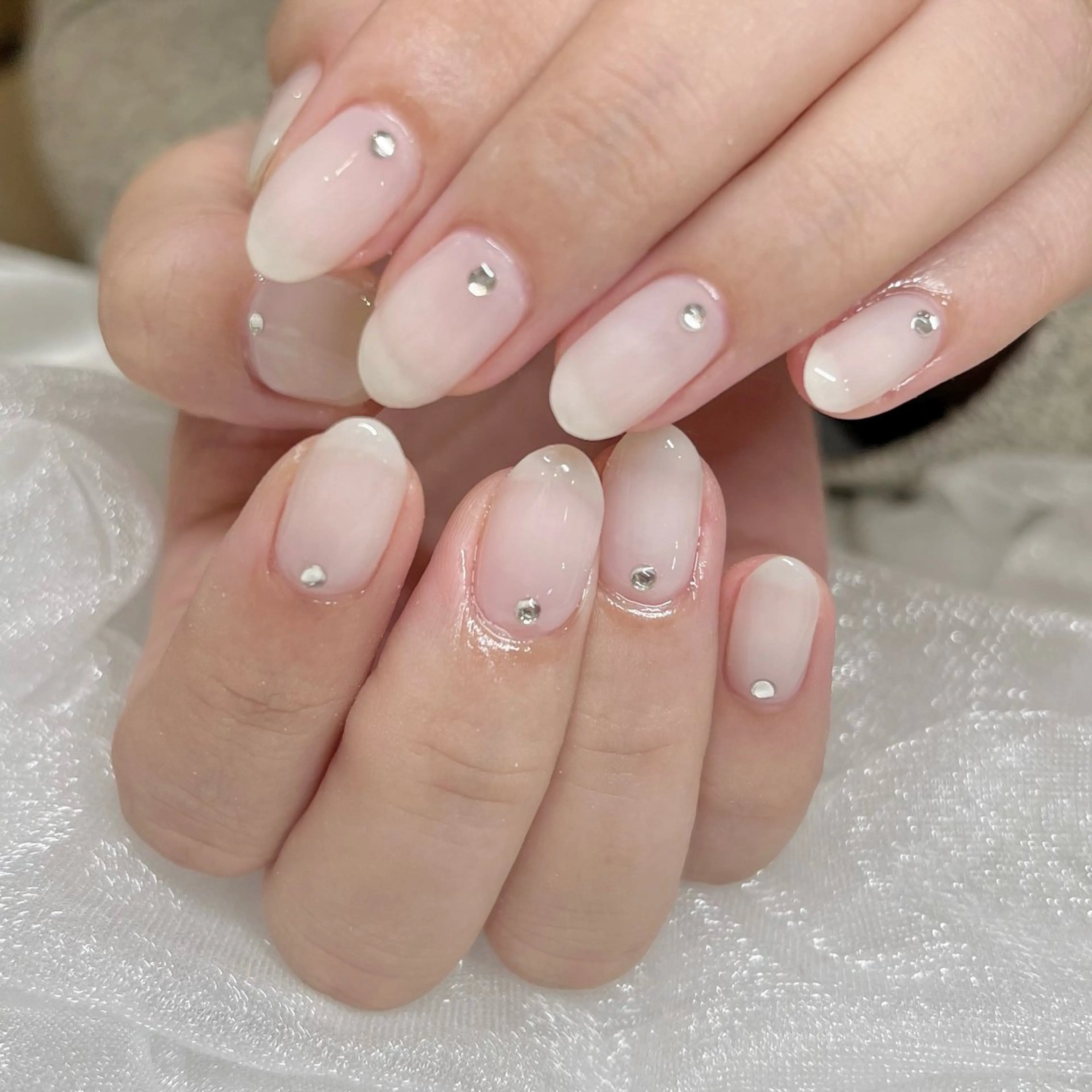 ネイル シンプルネイル ストーンネイル ホワイト ハンドネイル petit sarina..ෆのネイルデザイン