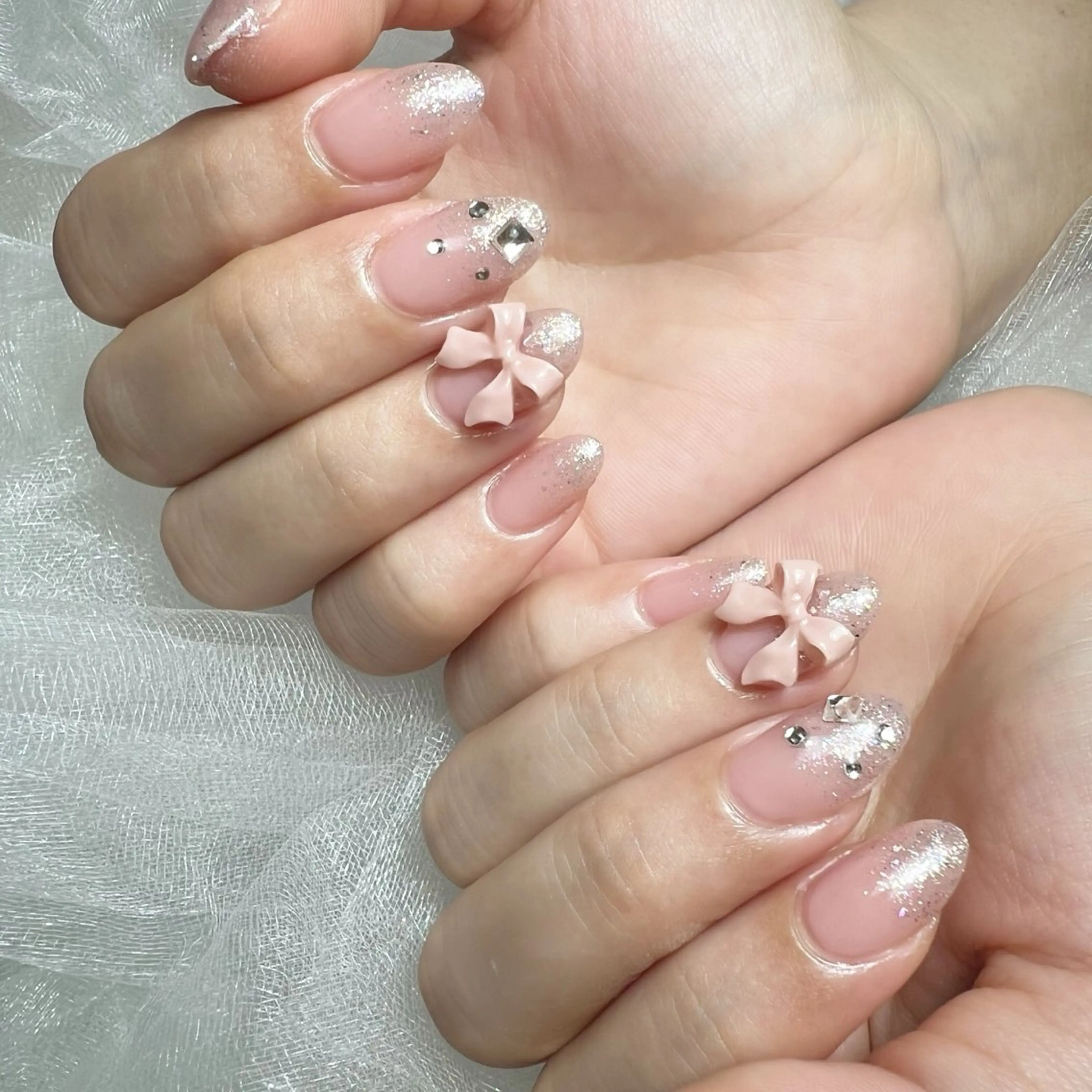 ネイル リボン ストーンネイル ハンドネイル Lili beauty salon所属・Lilibeauty salonのネイルデザイン