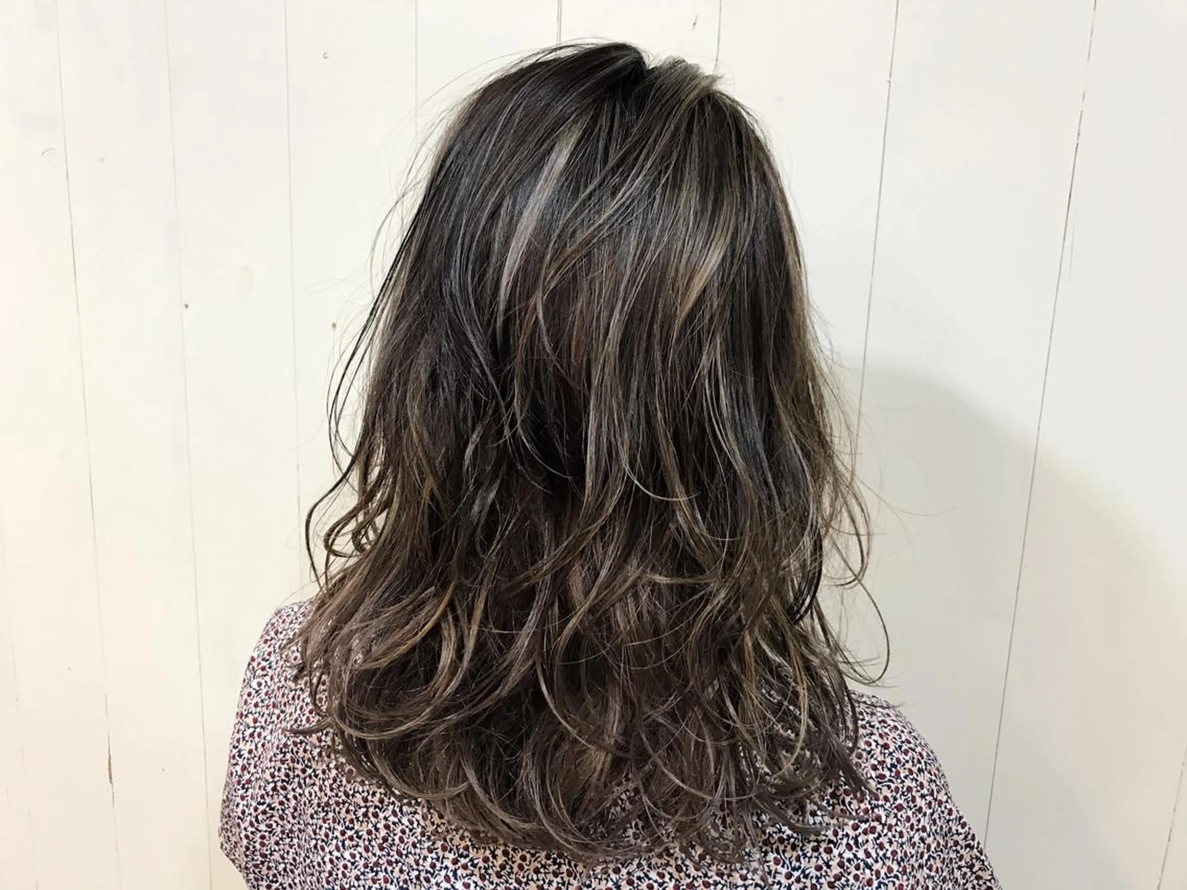 セミロング ハイライト レイヤーカット カラーリスト菅野 竜矢🌈のヘアスタイル