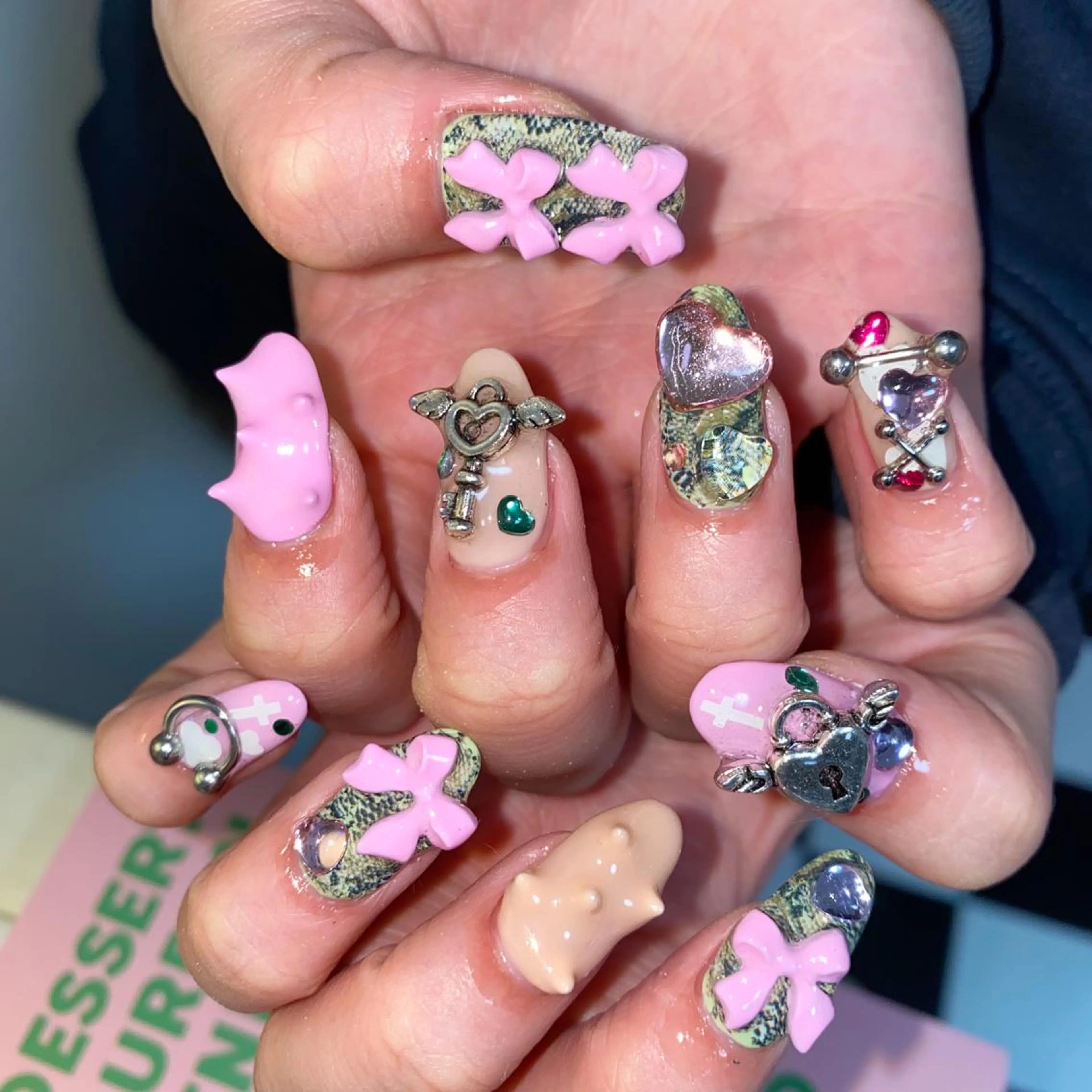 ネイル アートネイル オーロラネイル フレンチネイル 氷ネイル・うるうるネイル マグネットネイル ハンドネイル Nail by Licorneのネイルデザイン