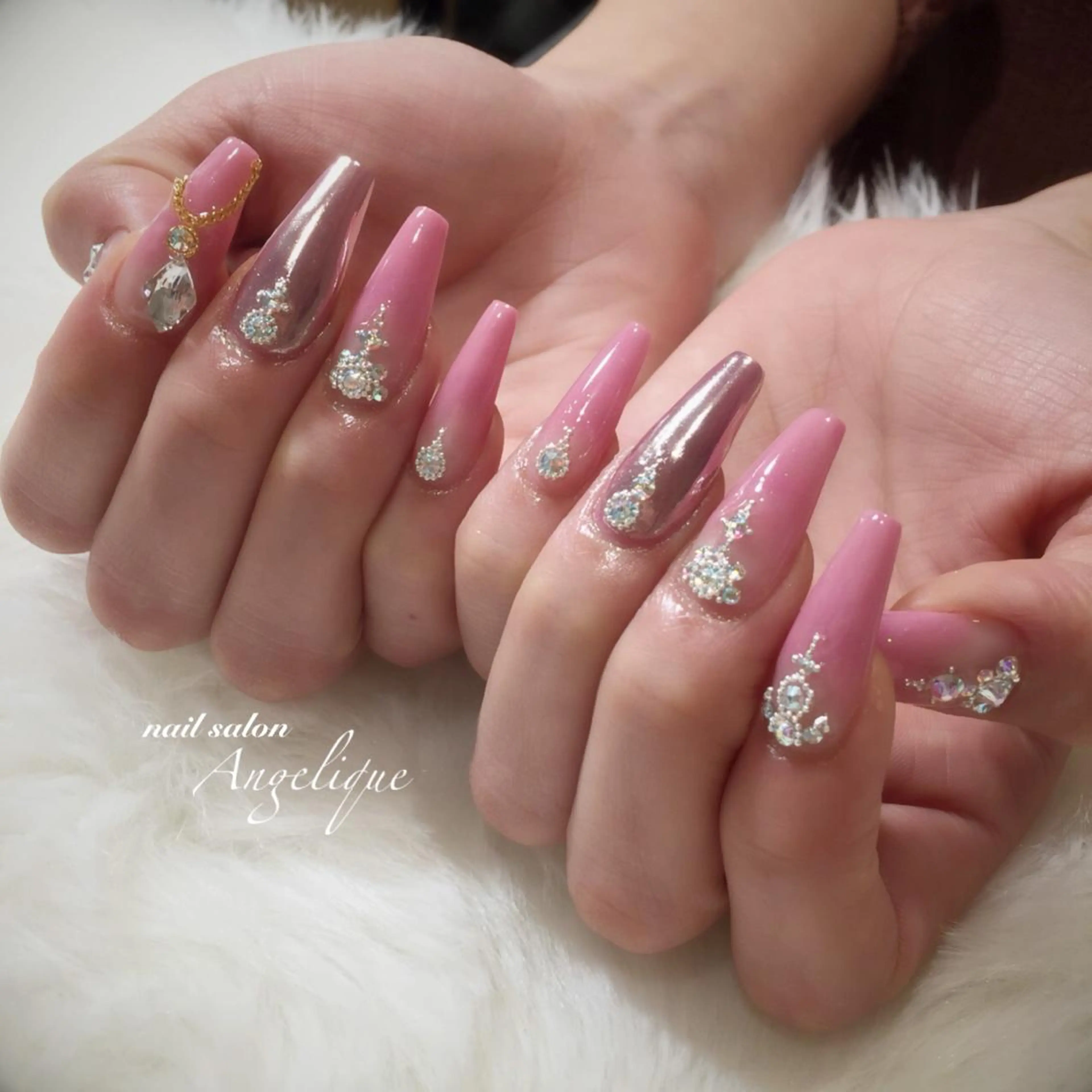 ミディアム ネイル アートネイル ミラーネイル ピンク Nail salon Angeliqueのネイルデザイン