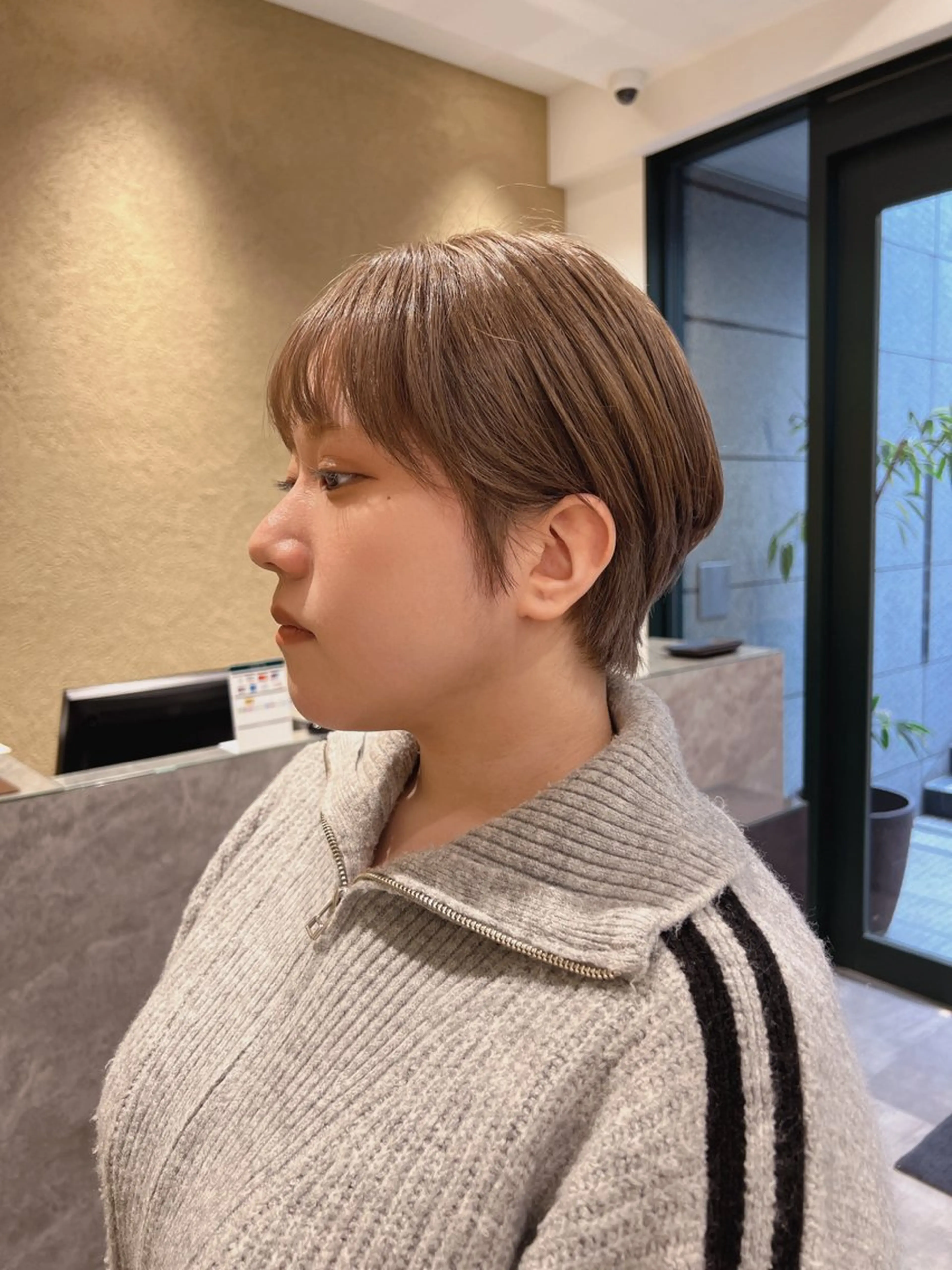 ショート カラー ベージュカラー ブリーチ ハイトーンカラー ミルクティーベージュ ショートヘア カット無料🎶 たるみことりのヘアスタイル