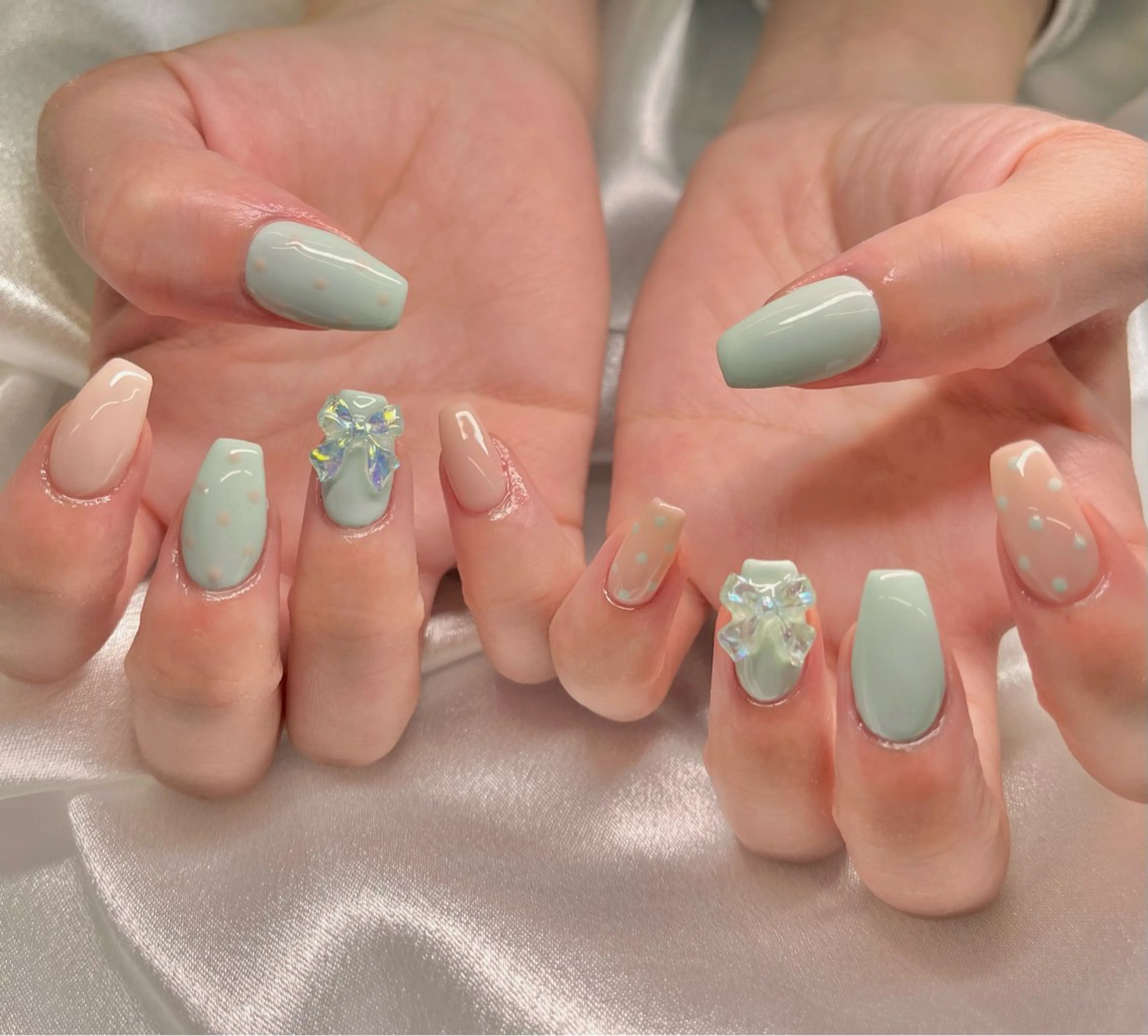 ミディアム ハンドネイル フットネイル Silent /話さないネイルサロン所属・Silent 話さないネイルサロンのネイルデザイン