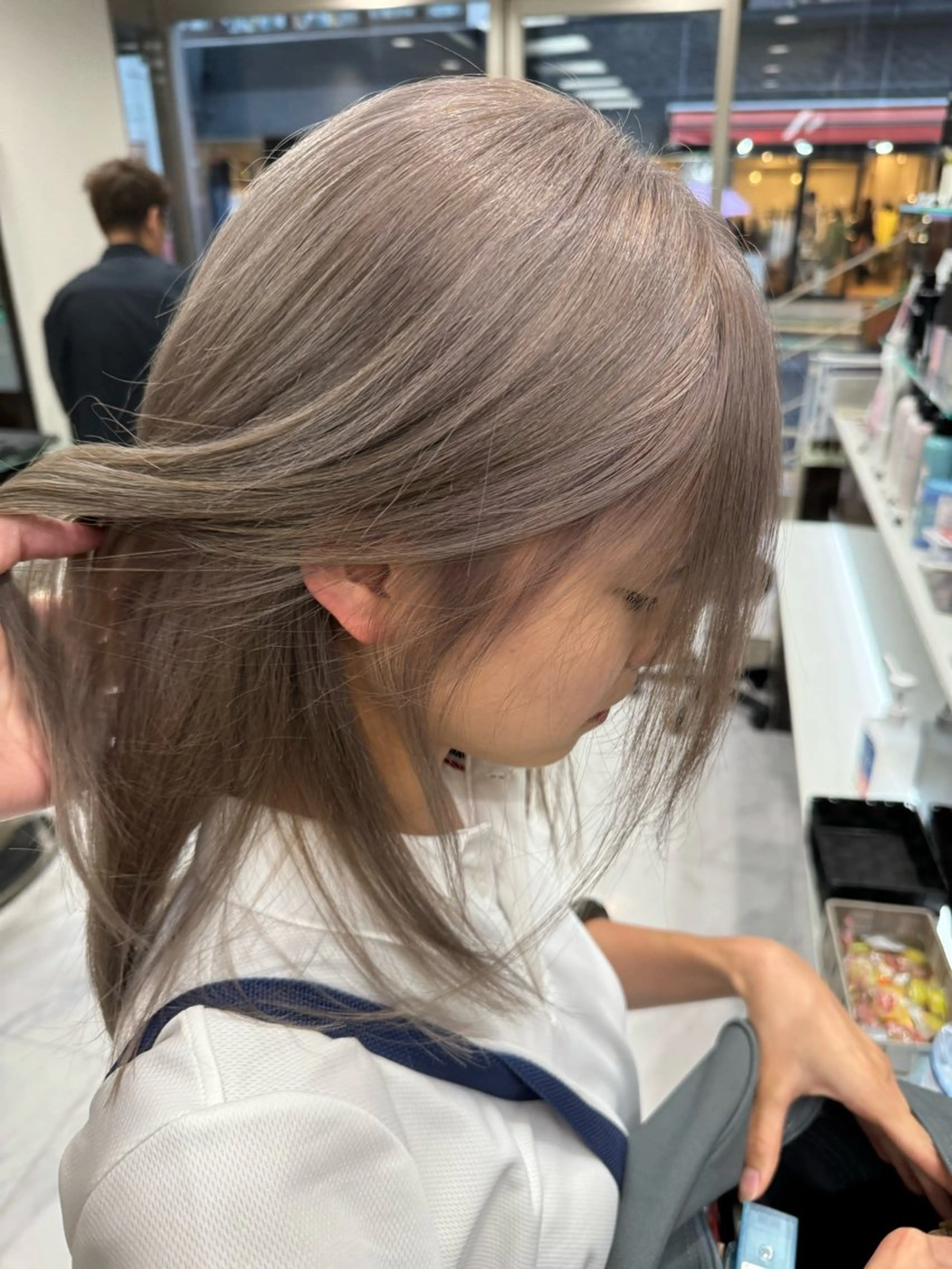 ミディアム カラー ヘアアレンジ 切りっぱなしボブ ブリーチ デザインカラー ダブルカラー グラデーションカラー カット ヘアカラー トリートメント 目黒 碧人のヘアスタイル