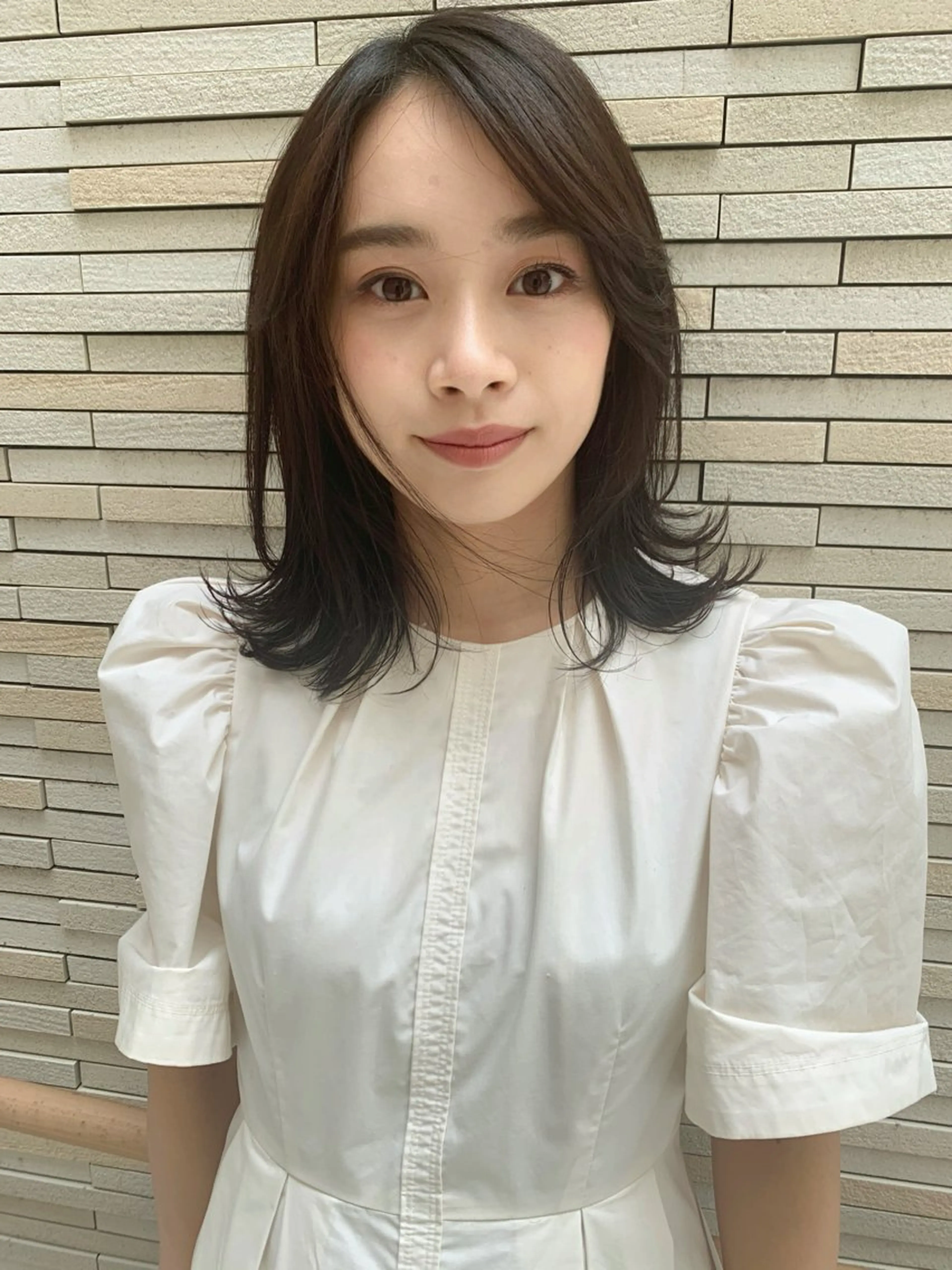 ミディアム カット 佐々木 郁実のヘアスタイル