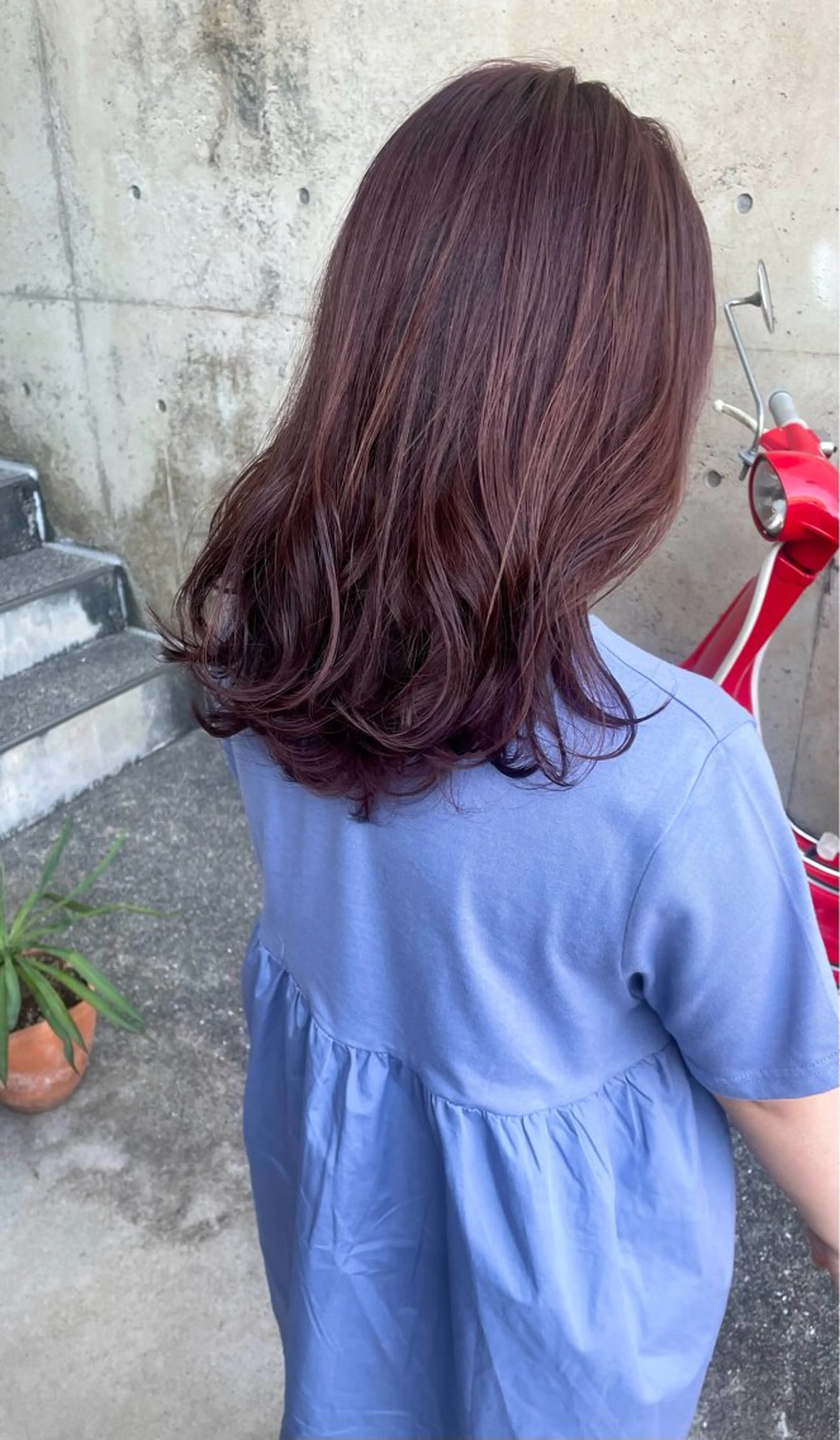 ミディアム カラー ボルドーカラー ピンクカラー t.（ティードット）所属・日高 香織のヘアスタイル