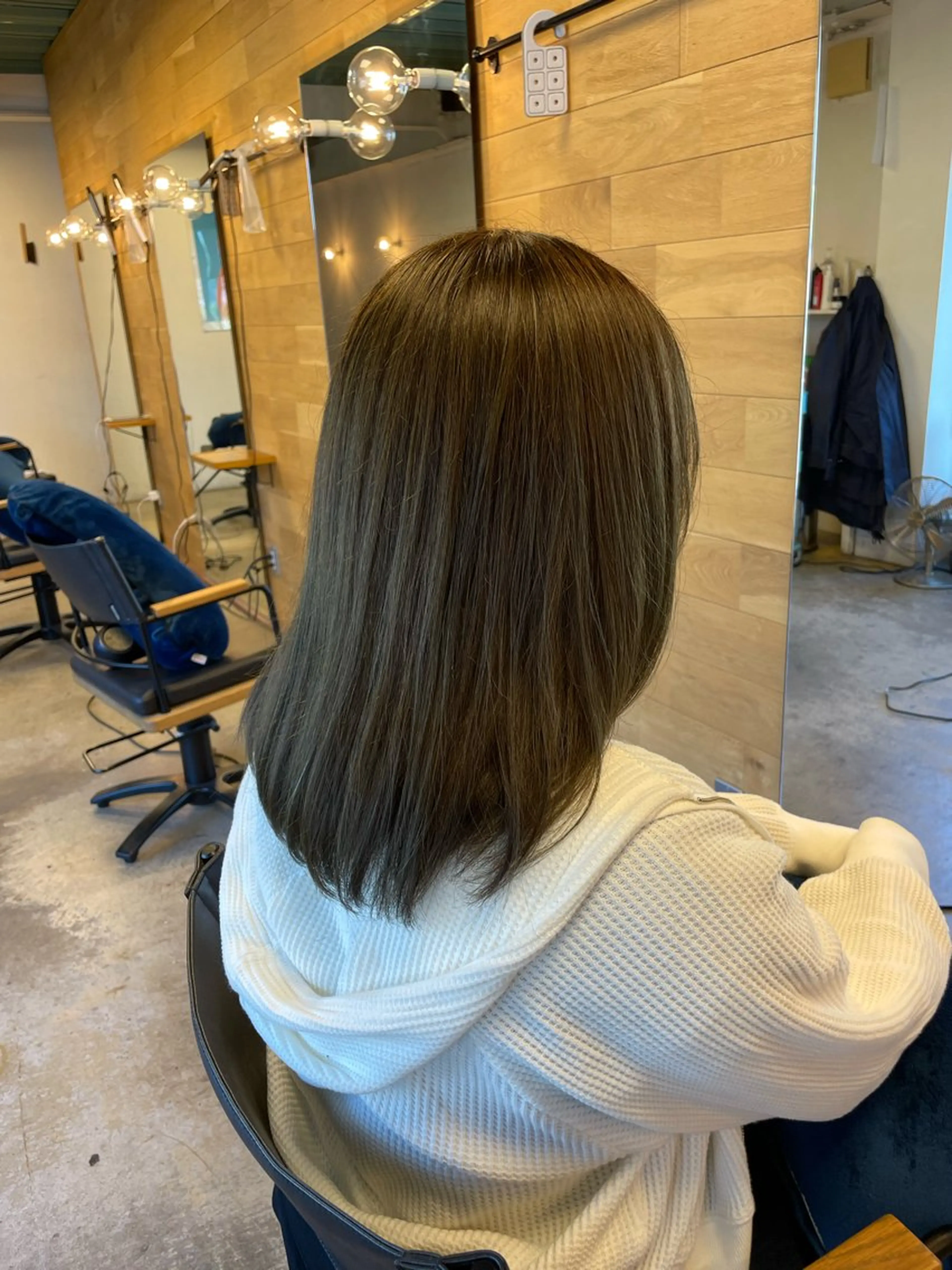 セミロング カラー 畑村 まゆみのヘアスタイル