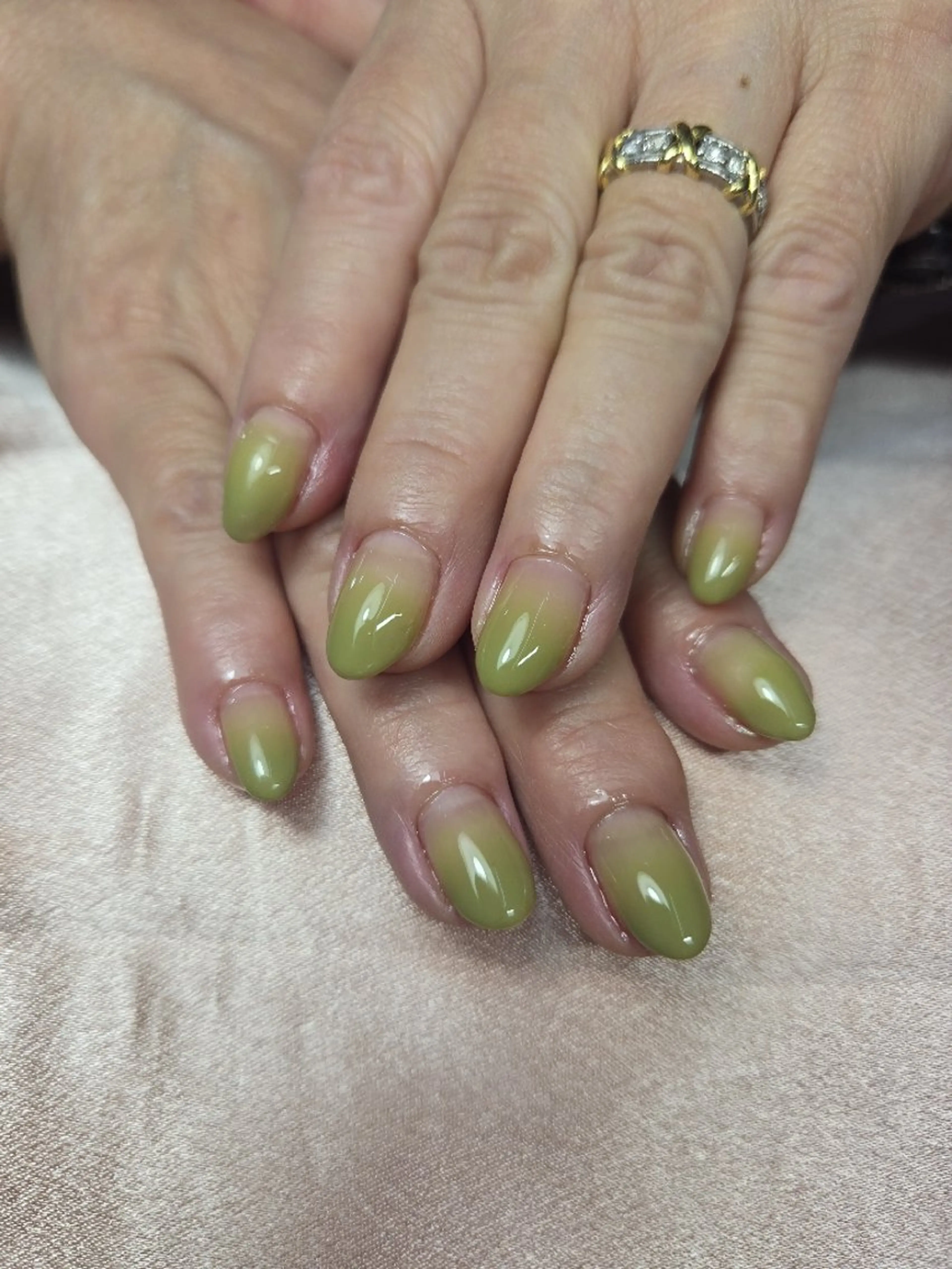 ネイル グラデーション グリーン ハンドネイル ネイルサロンベルティ .ひとみのネイルデザイン