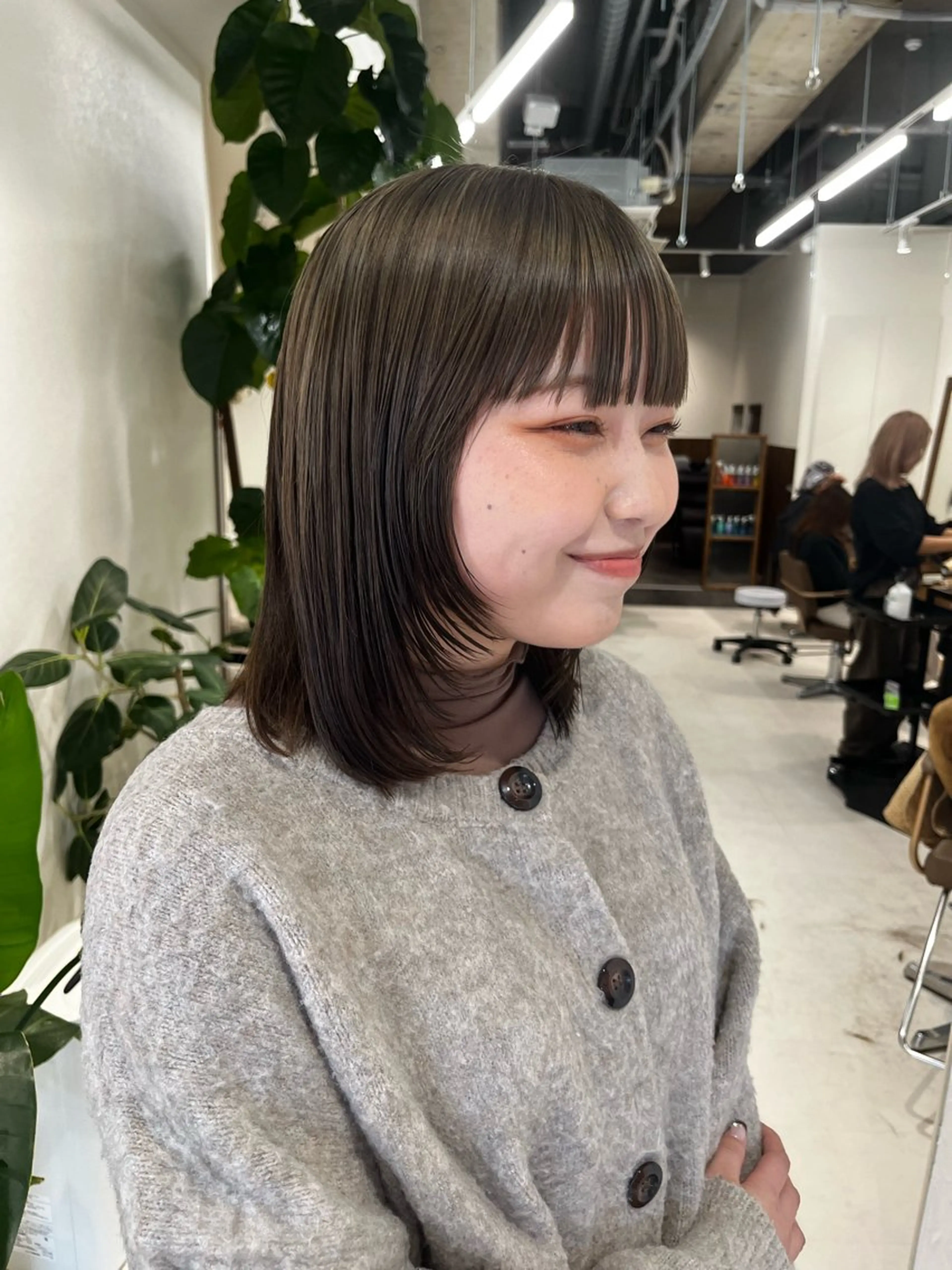 ミディアム カラー ベージュカラー オリーブベージュ 顔まわりレイヤー レイヤーカット カット ヘアカラー トリートメント レイヤーカット/ブラ ウンカラー/河野凜のヘアスタイル
