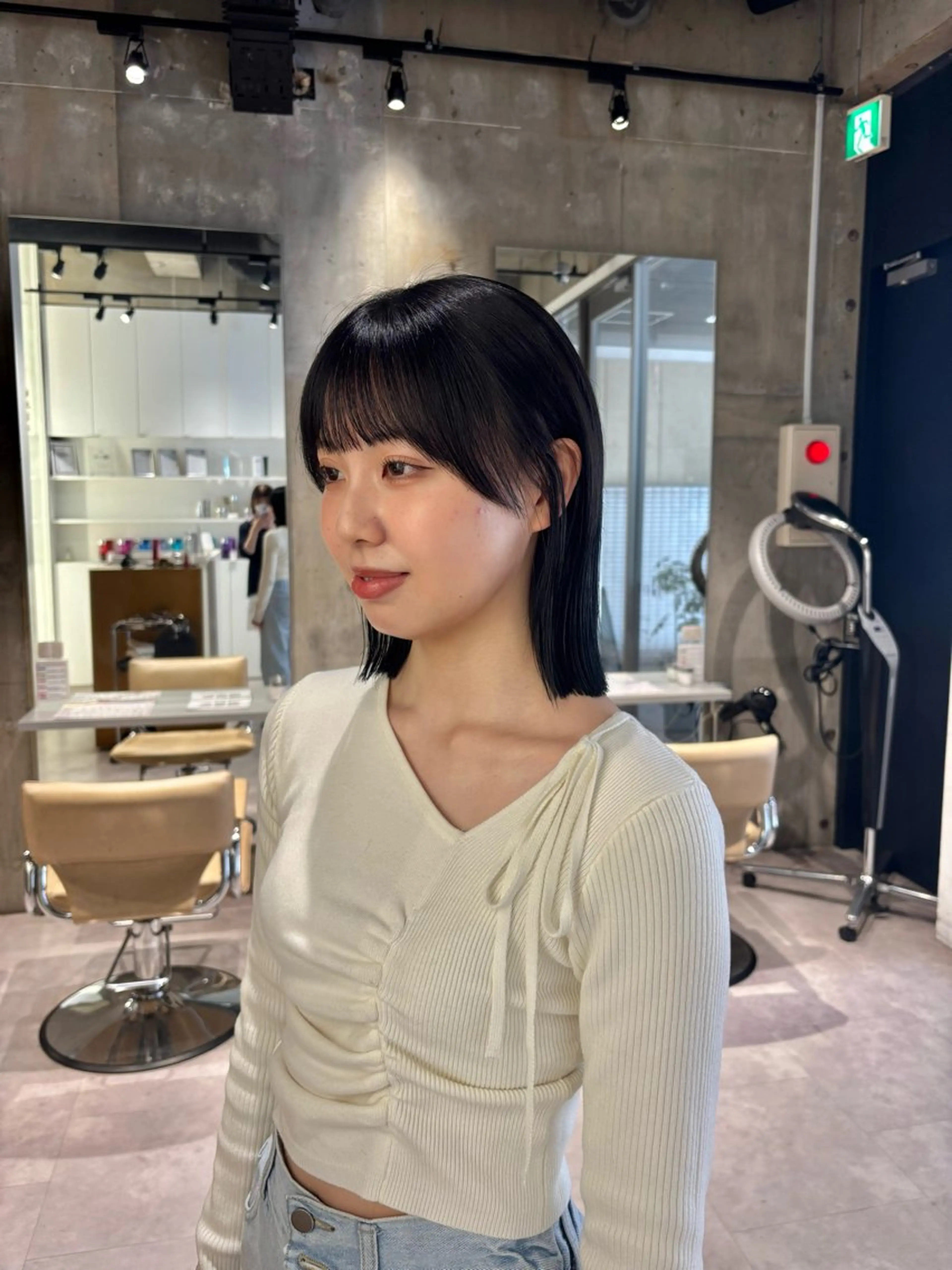 ミディアム カラー 黒髪 ブルーカラー ブルーブラック カット ヘアカラー mina🪐立川駅/ 無料ショートカットのヘアスタイル