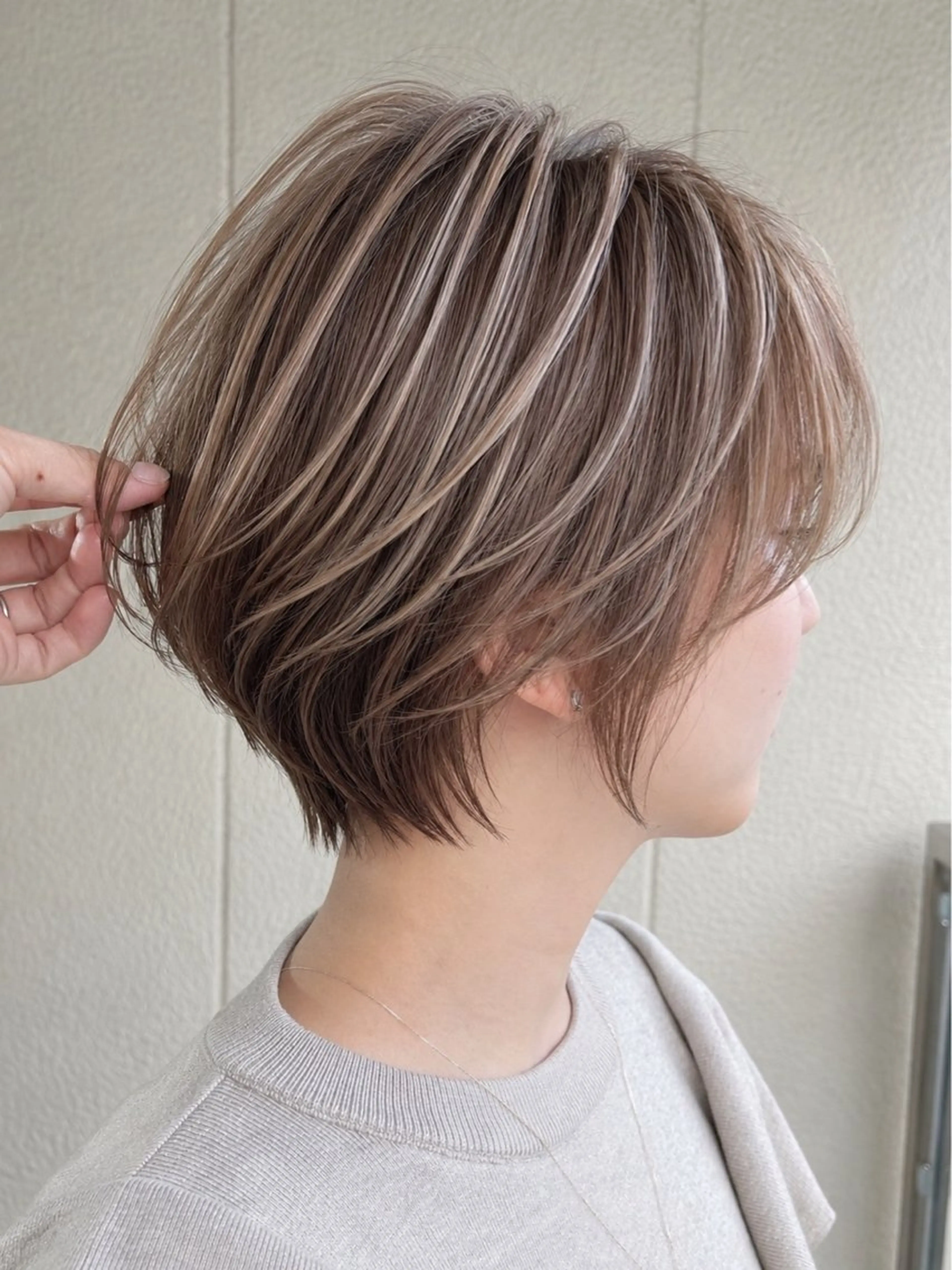 ショート カラー 透明感カラー ハイライトカラー ハイライト カット ヘアカラー 白髪ぼかし/メイク 40代以上の女性限定のヘアスタイル