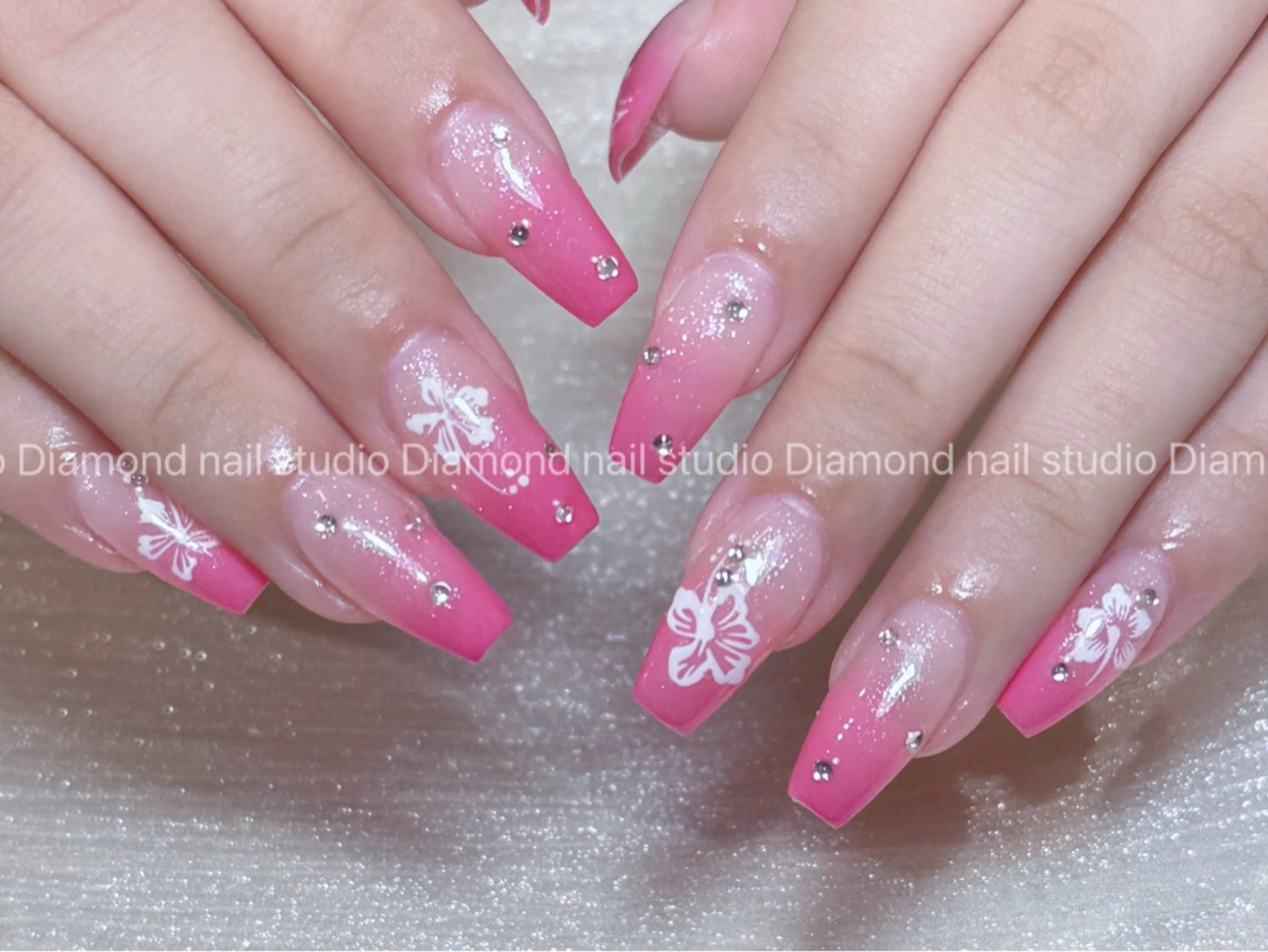 ネイル アートネイル オーロラネイル フラッシュネイル ガーリー キラキラネイル ハンドネイル Una NAILMANAMIのネイルデザイン