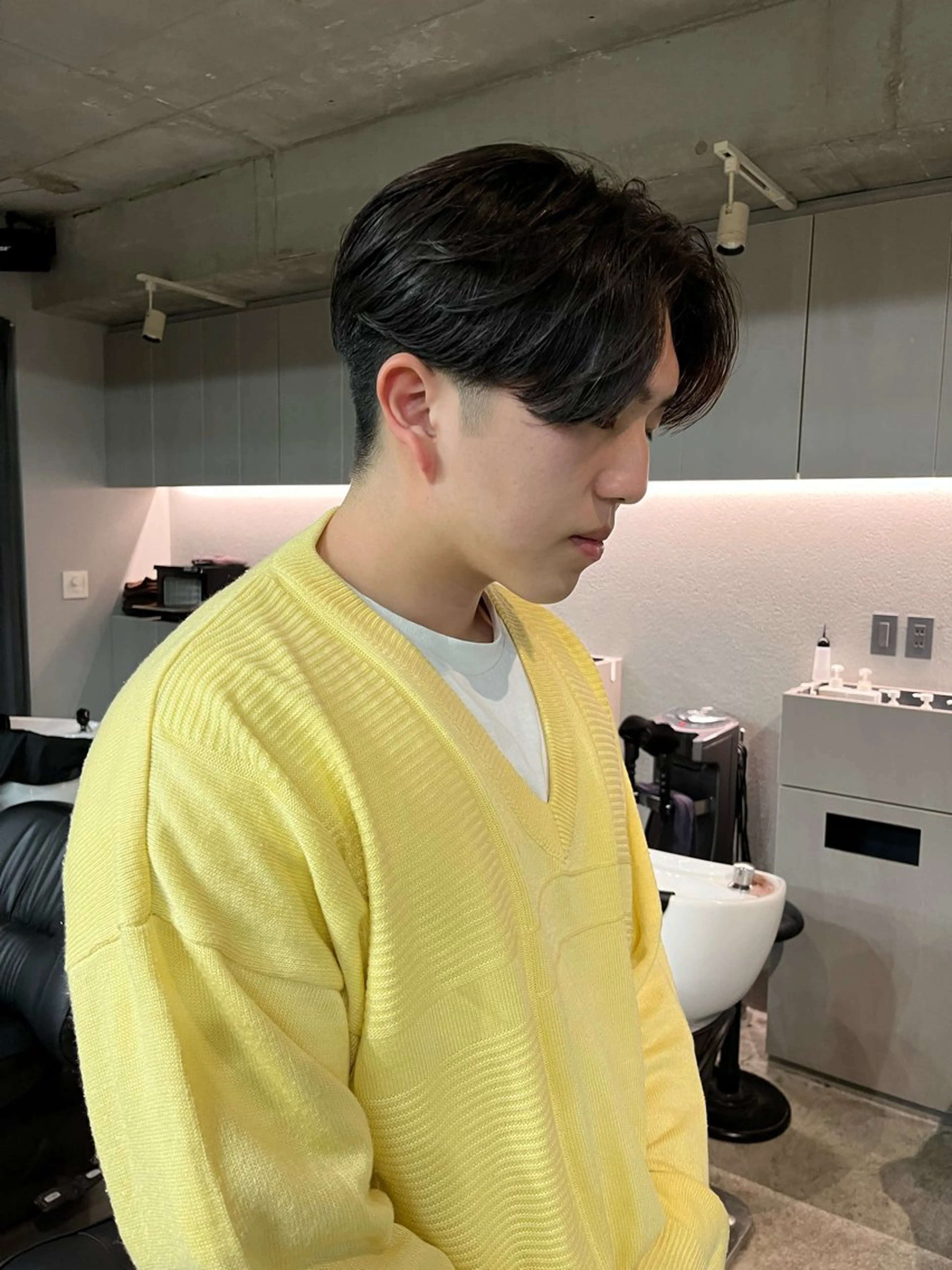 ショート パーマ メンズ 曲がる縮毛矯正 センターパートのヘアスタイル