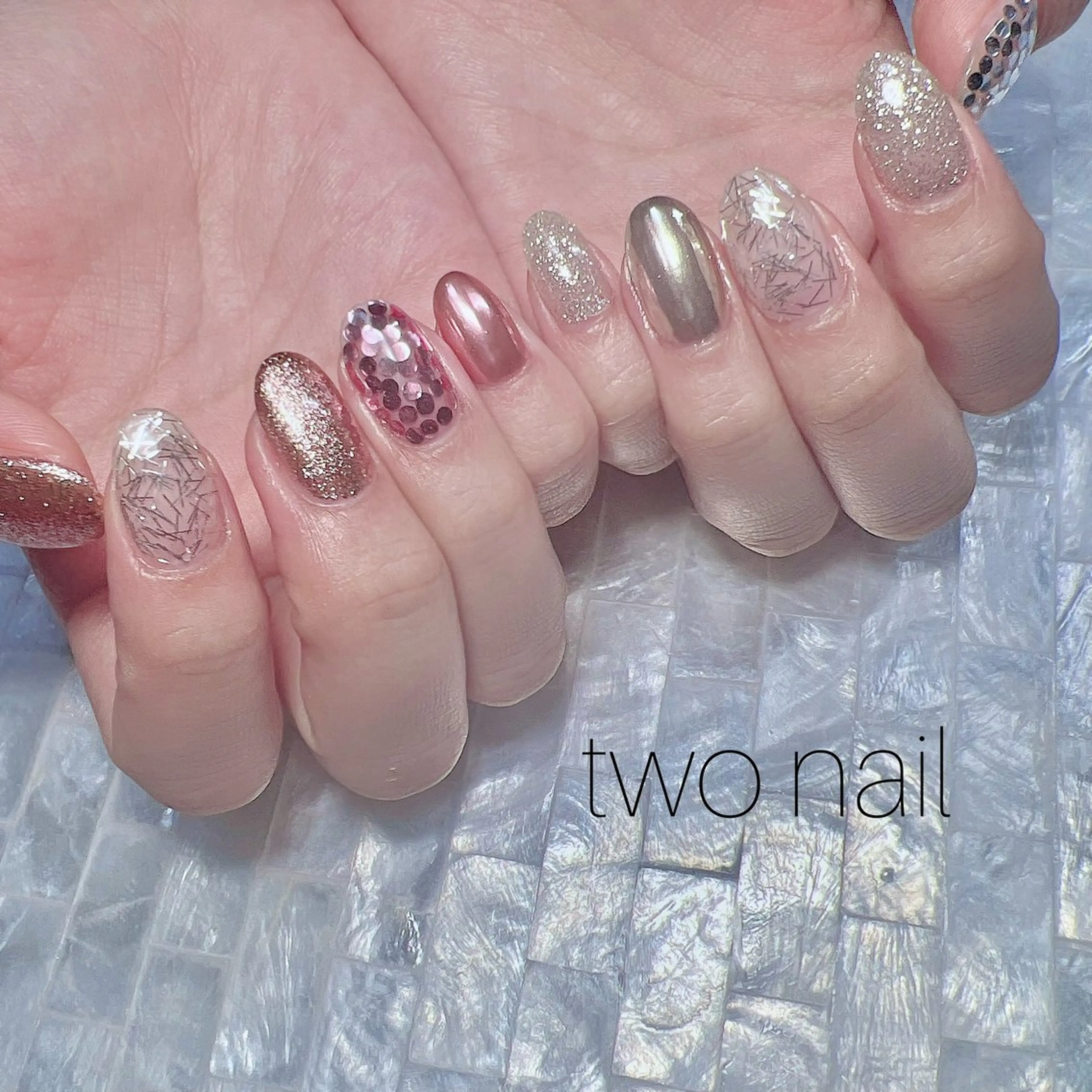 ネイル キラキラネイル ネイルチップ ホワイト ハンドネイル two nailのネイルデザイン