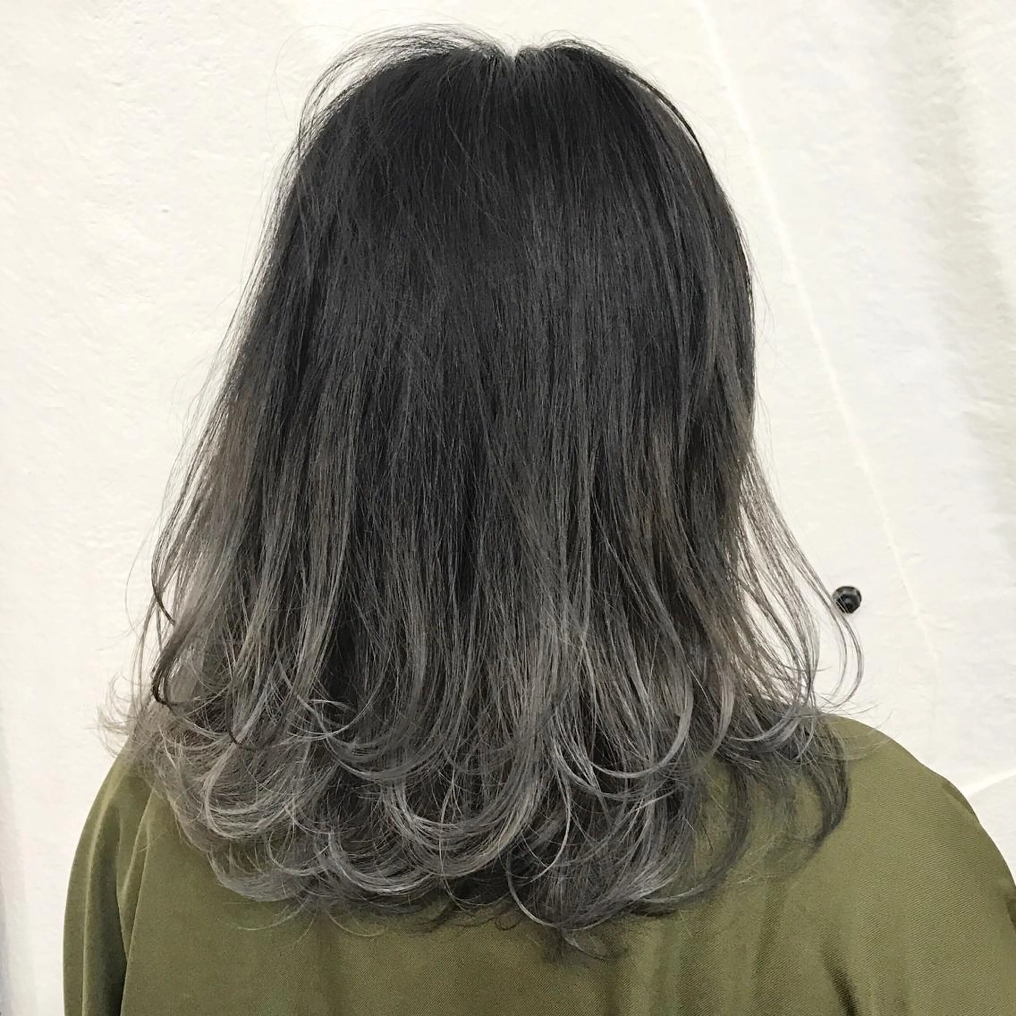 ミディアム カラー ブリーチ グラデーションカラー シルバー レイヤーカット K-POP好き美容師 🇰🇷Kai.Yのヘアスタイル