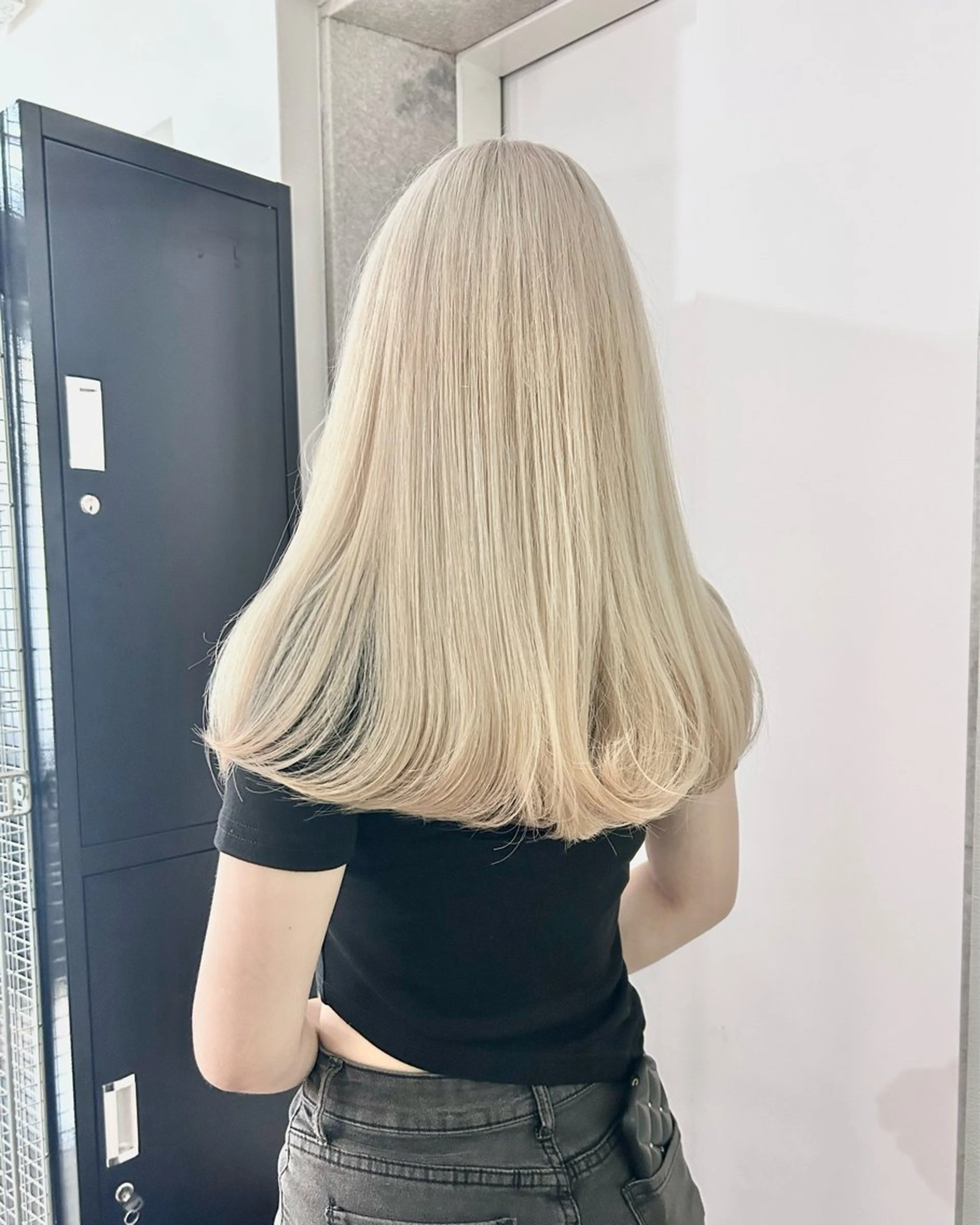 ロング カラー ブリーチ ブロンド ハイトーンカラー ホワイトブロンド 🌸MAYU🌸 ハイトーン➕レイヤーのヘアスタイル