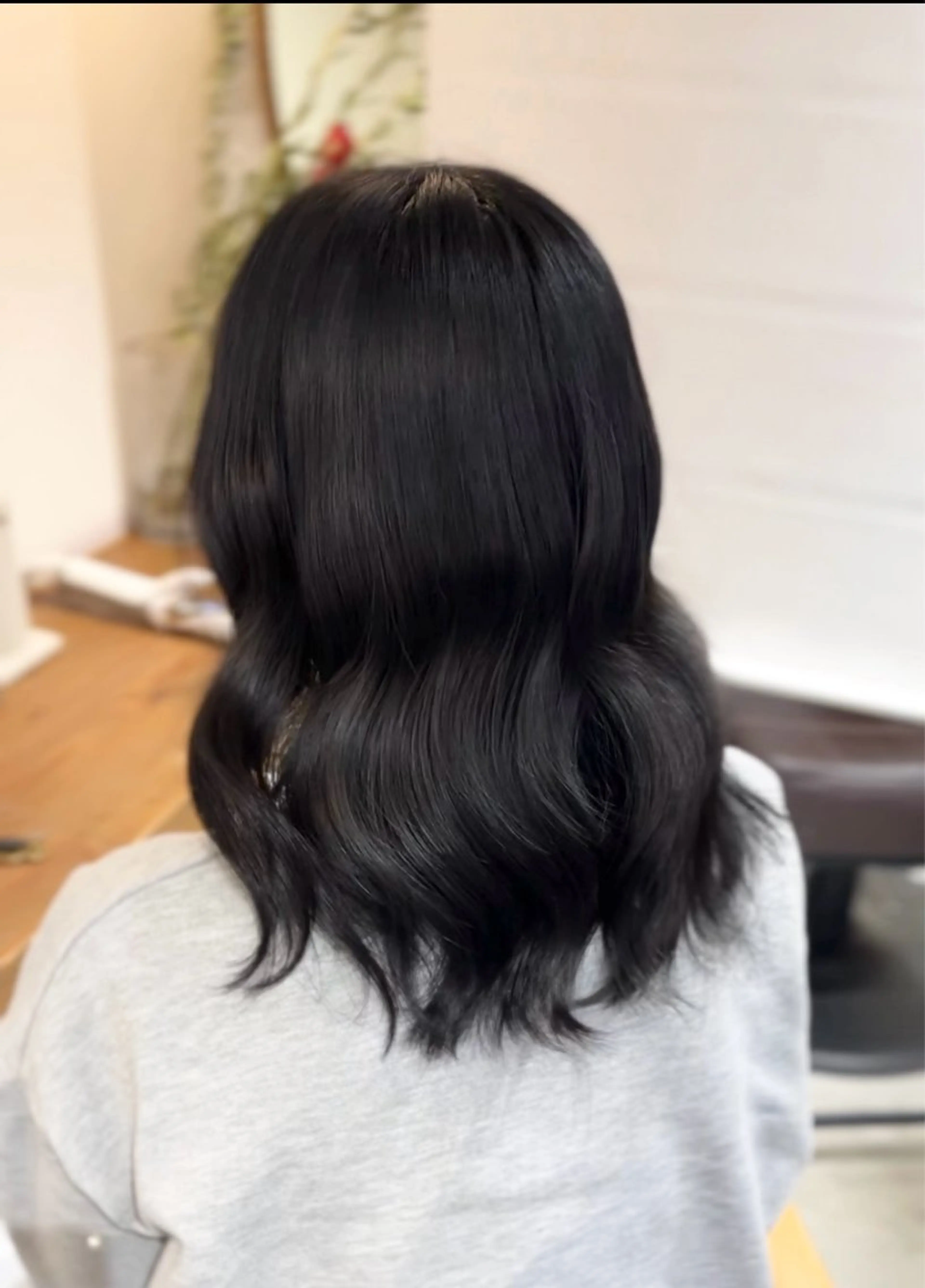 ミディアム 塩川ももこ/ 自然な縮毛矯正のヘアスタイル