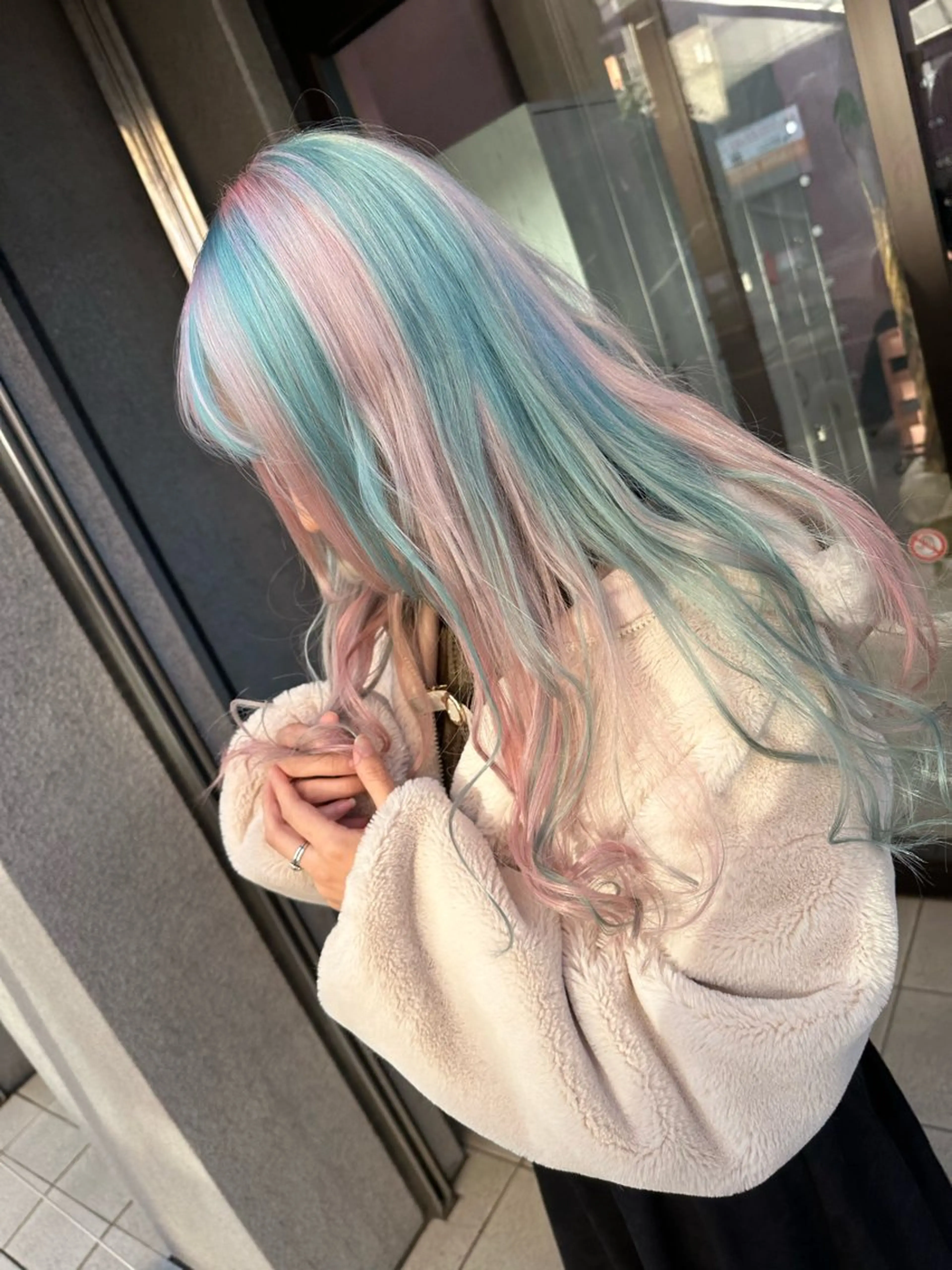 セミロング カラー ブリーチ✖️レイヤー MANATO🎨🌈のヘアスタイル