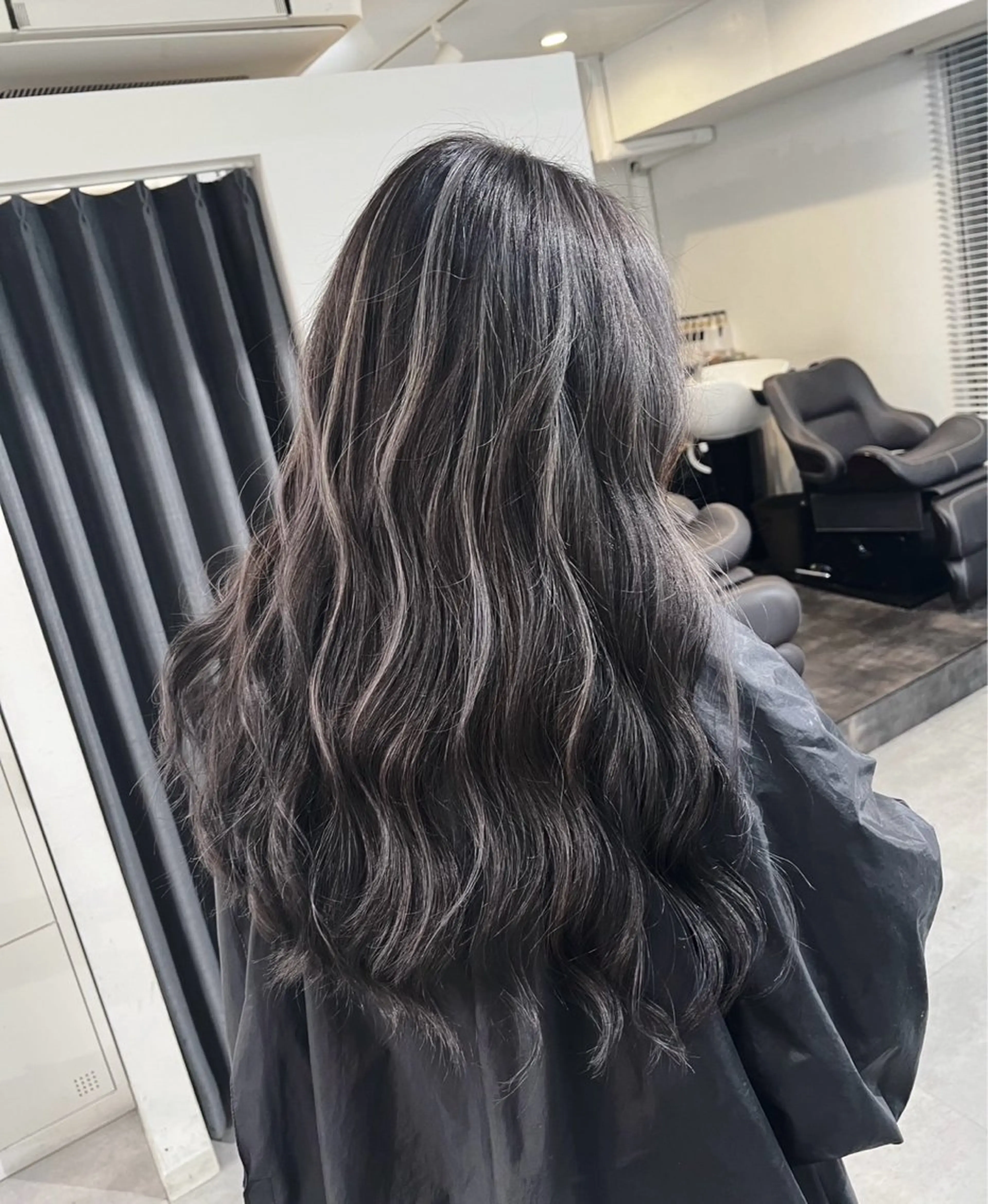 ロング カラー ダークグレー ダークグレージュ グレージュ ハイライトカラー ハイライト ヘアカラー トリートメント 指名数No.1 /NAOYAのヘアスタイル