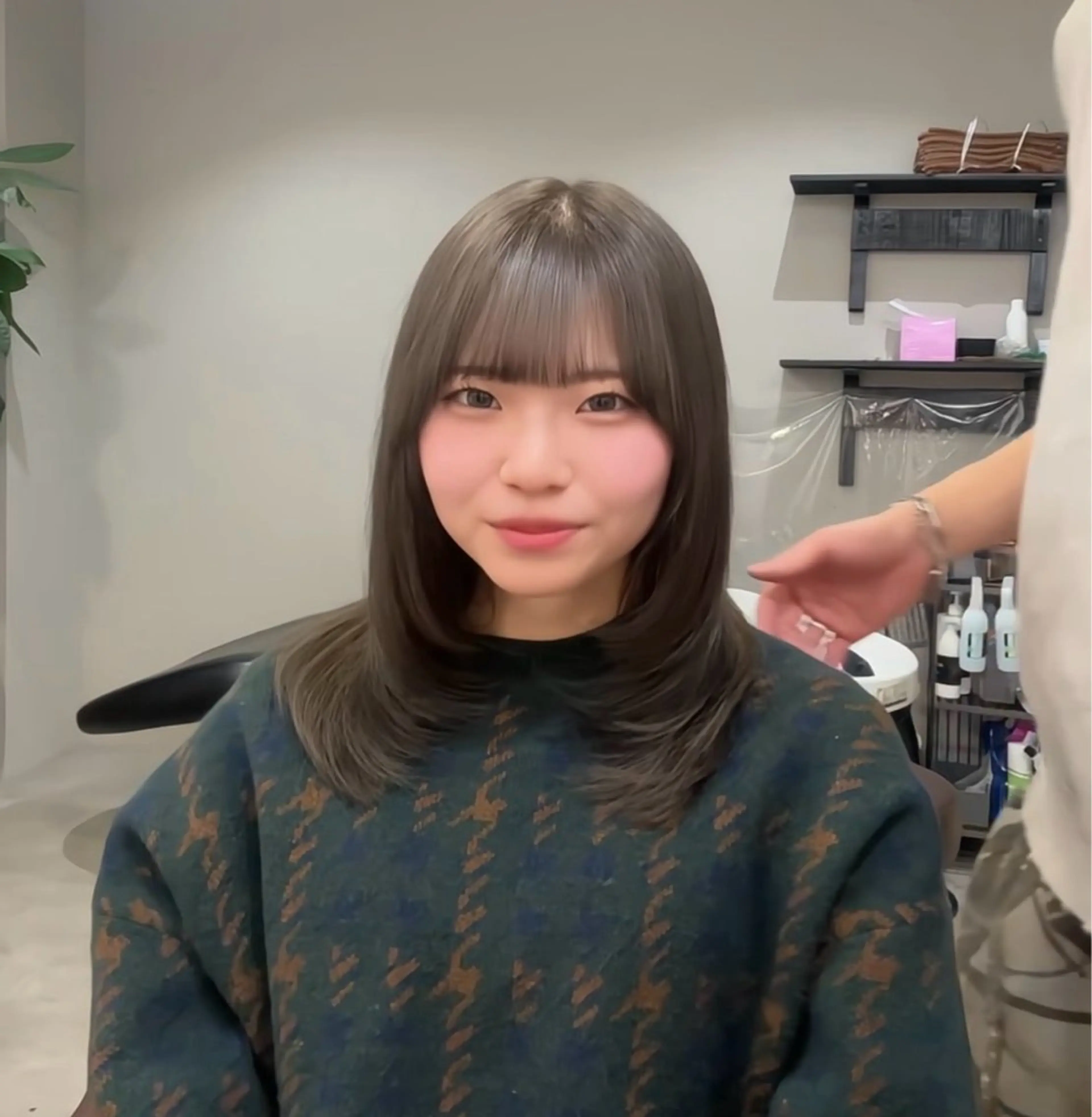 ミディアム ミディアムレイヤー くびれヘア レイヤーカット カット HAYATE 🌐のヘアスタイル