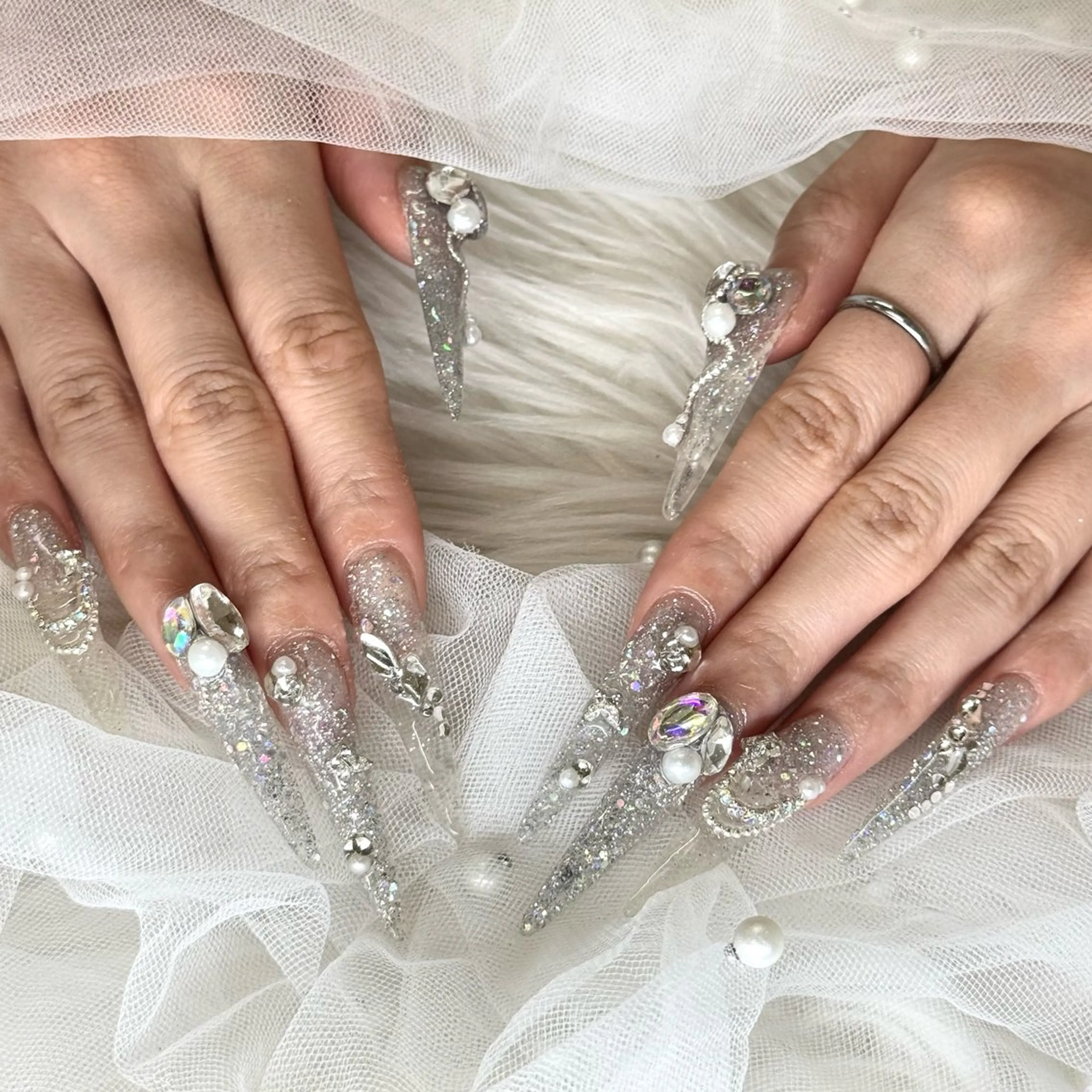 ネイル キラキラネイル ラメ(グリッター) ロングネイル シルバー ハンドネイル LUCAS 千葉 AOI💅🏾💕のネイルデザイン