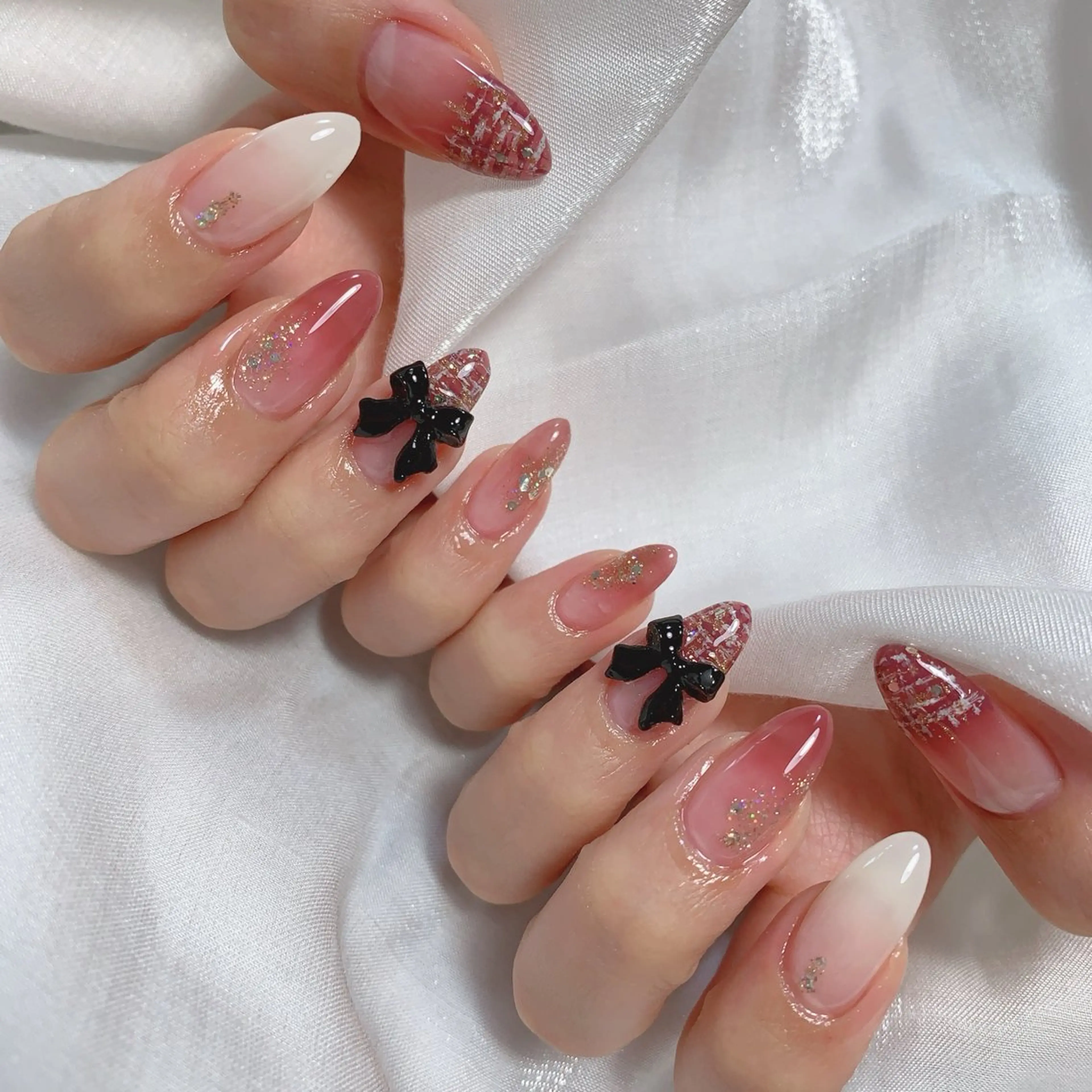 ネイル ブルー チークネイル フレンチネイル ハート ホログラムネイル ハンドネイル インフィニティ ネイルサロンのネイルデザイン