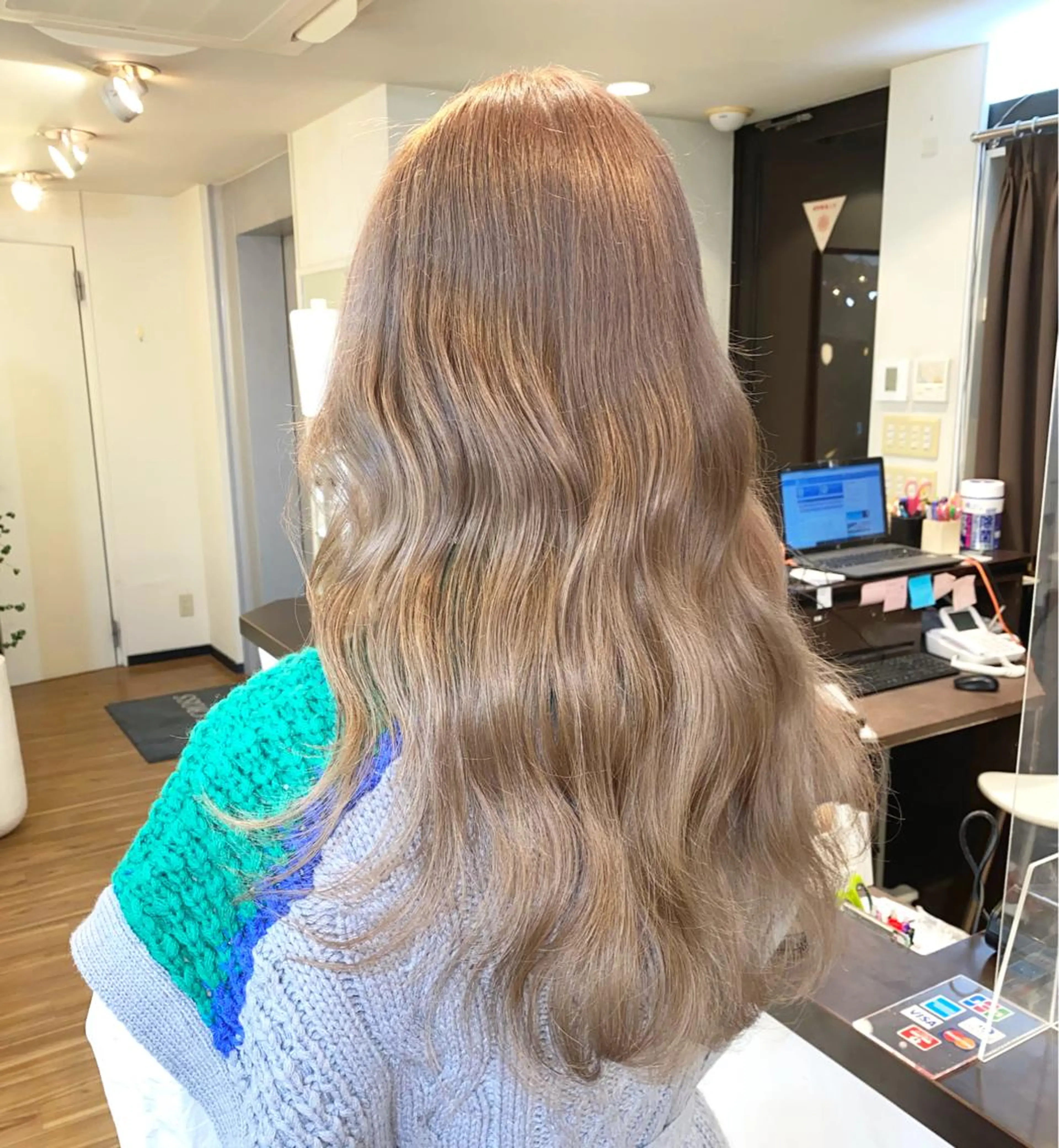 ロング カラー ベージュカラー ブリーチ 色ムラ修正の神様 新宿ハイトーンかすみのヘアスタイル