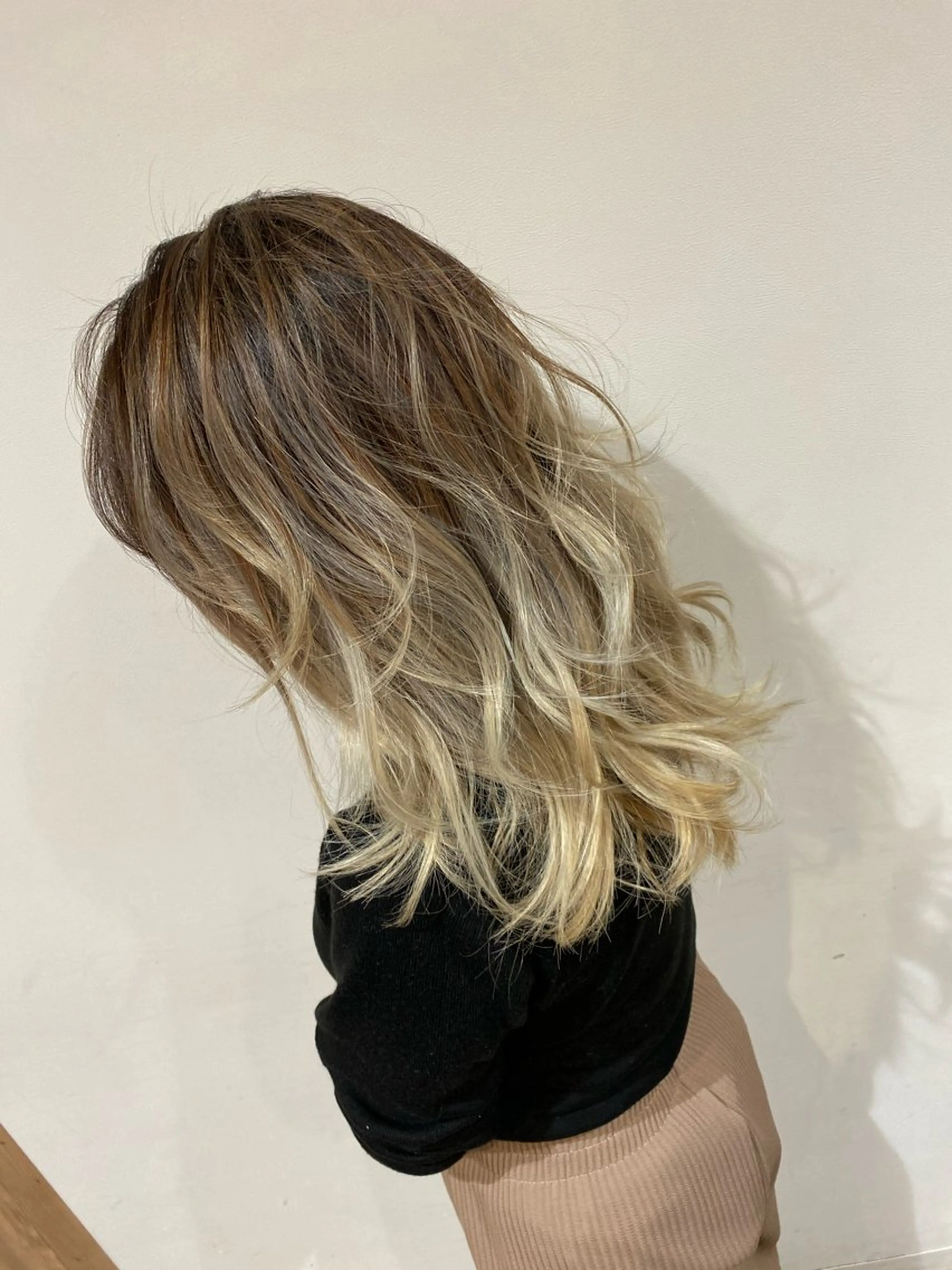 ミディアム カラー アッシュ バレイヤージュ ベージュカラー ブリーチ ケアブリーチ 髪質改善カラー韓国風 レイヤーtudaのヘアスタイル