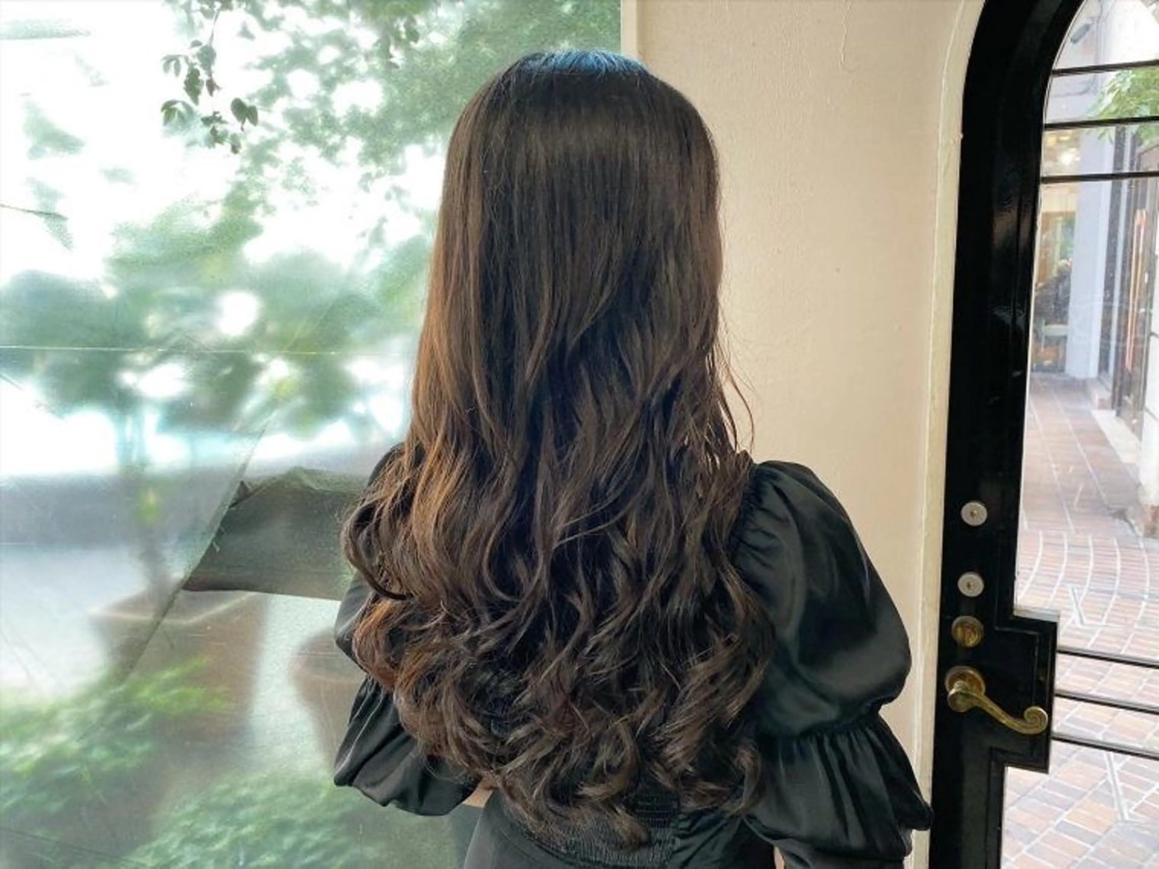 ロング パーマ 曲がる縮毛矯正 センターパートのヘアスタイル