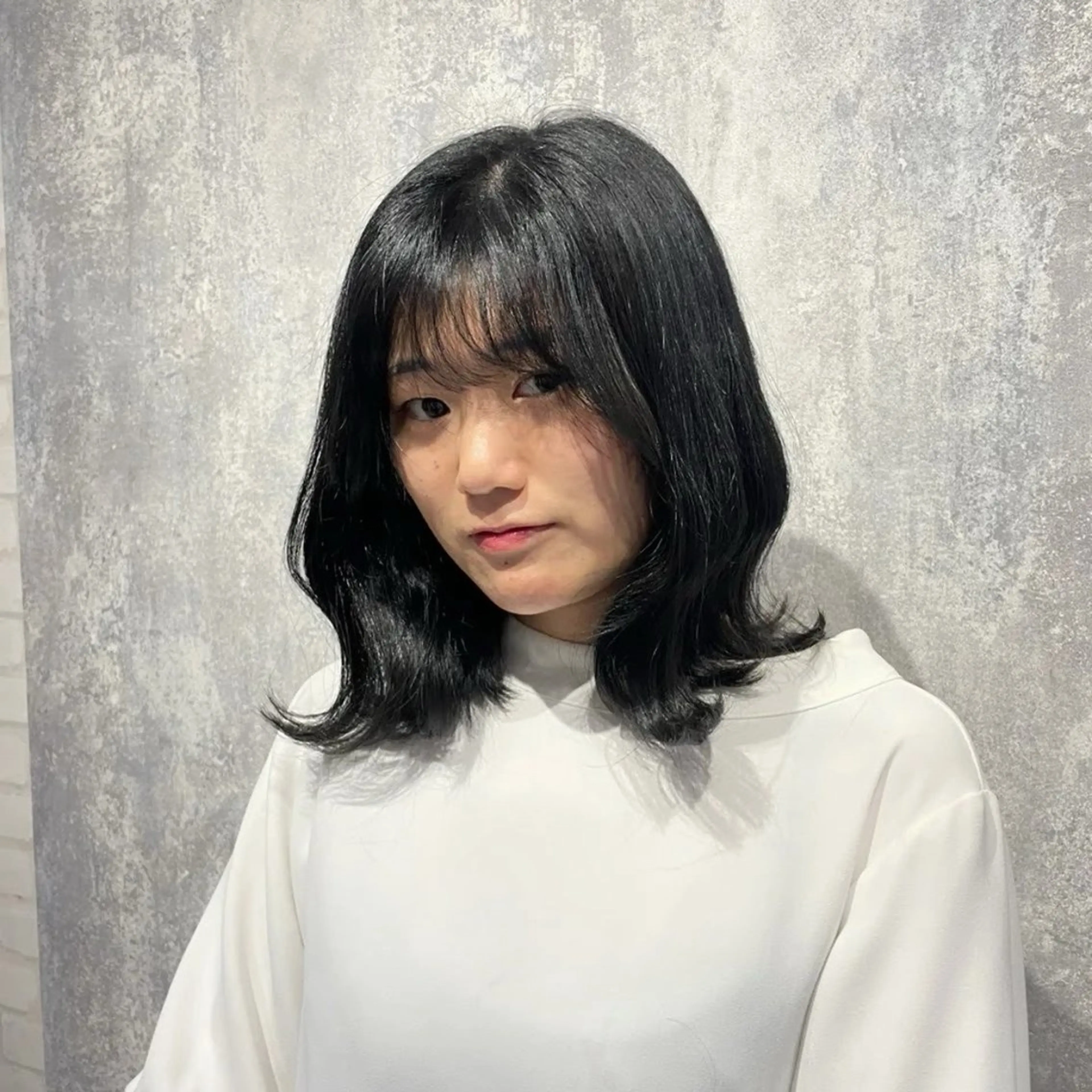 ミディアム カラー 黒髪 ブルーカラー ブルーブラック りほ/顔周りカット/ レイヤーカットのヘアスタイル