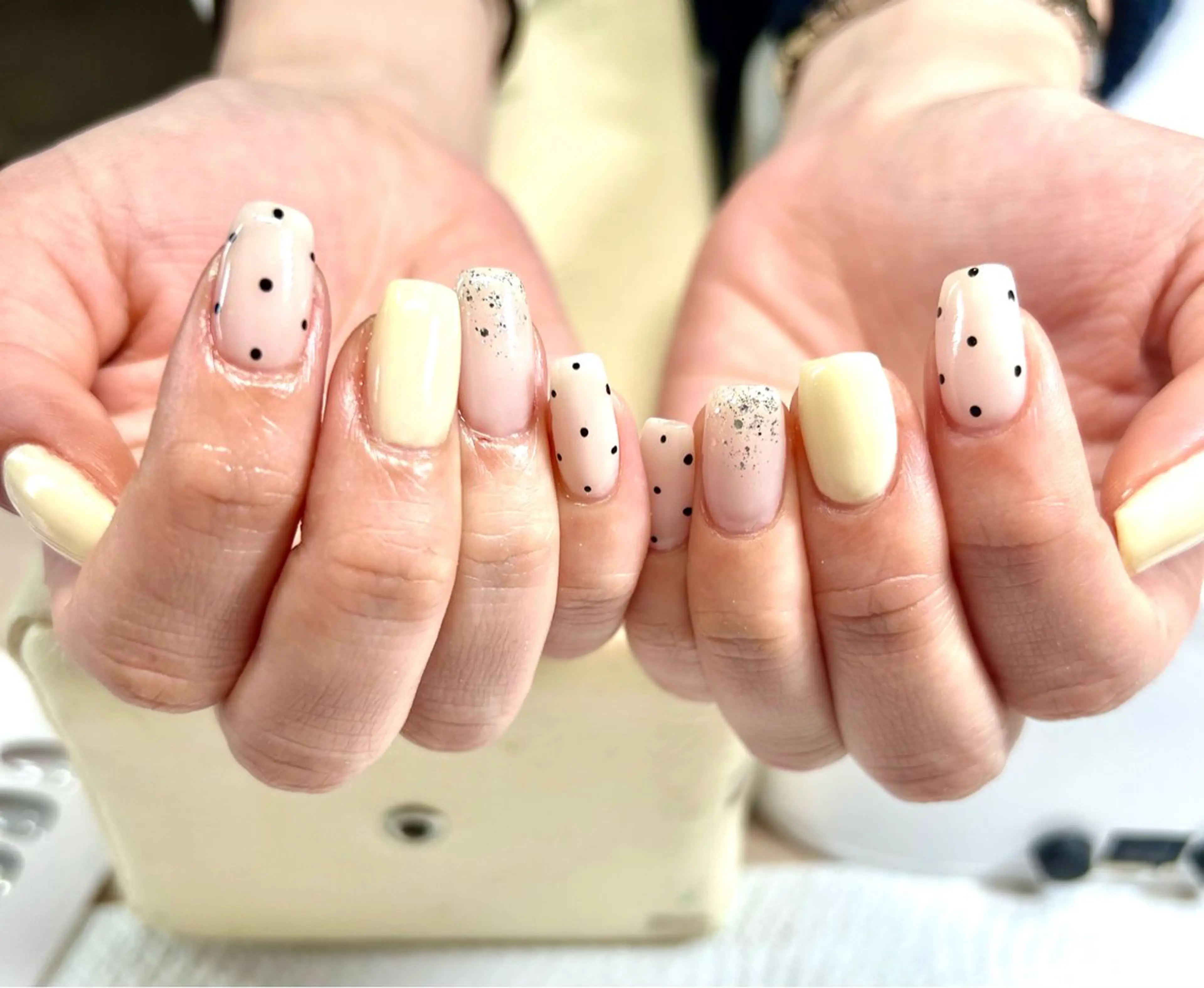 ネイル ドット 春ネイル 黄色 ハンドネイル la grace ネイルサロンのネイルデザイン