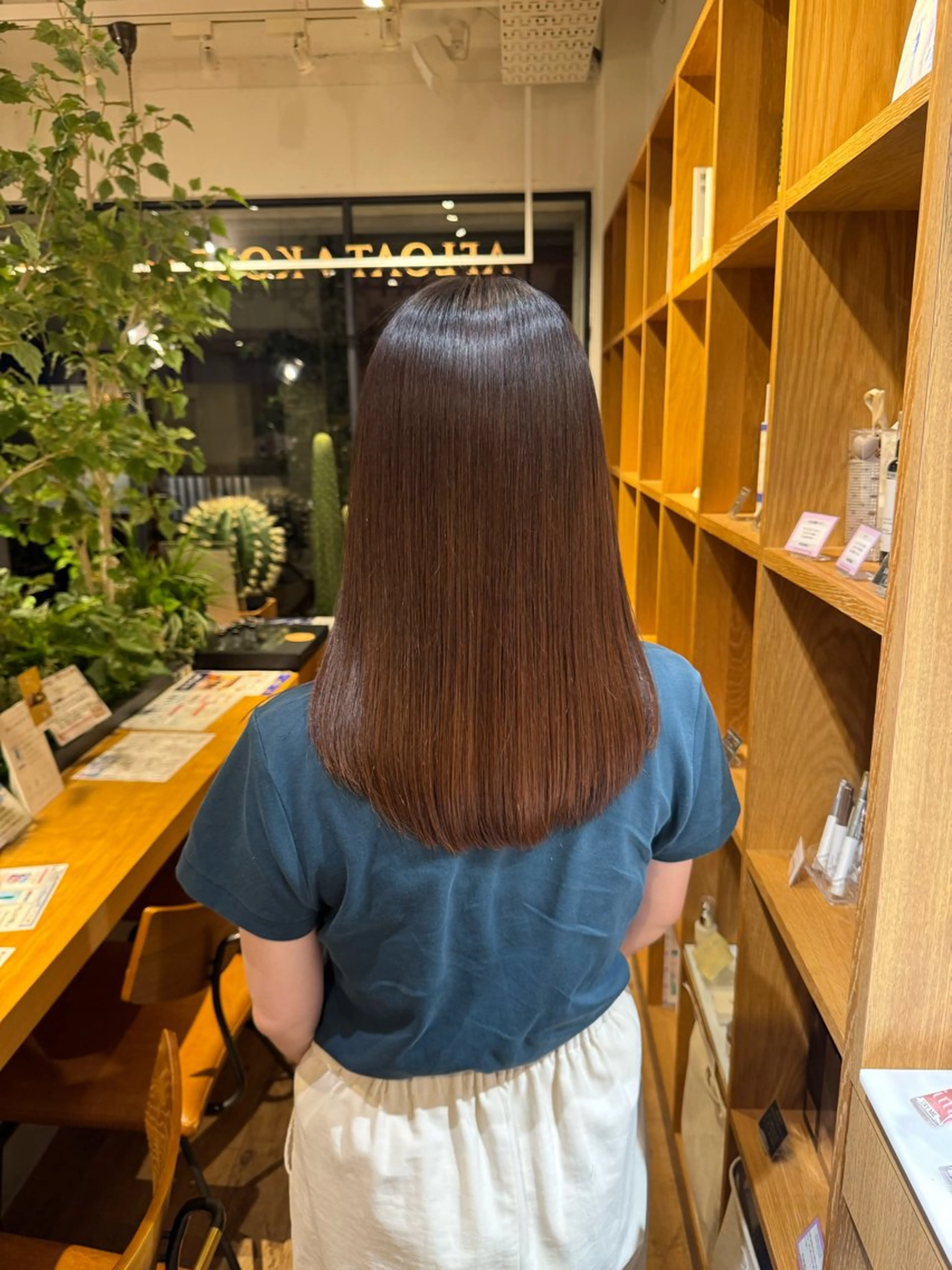 セミロング ヘアカラー トリートメント afloatkobe所属・美髪/髪質改善 川口凌弥のヘアスタイル