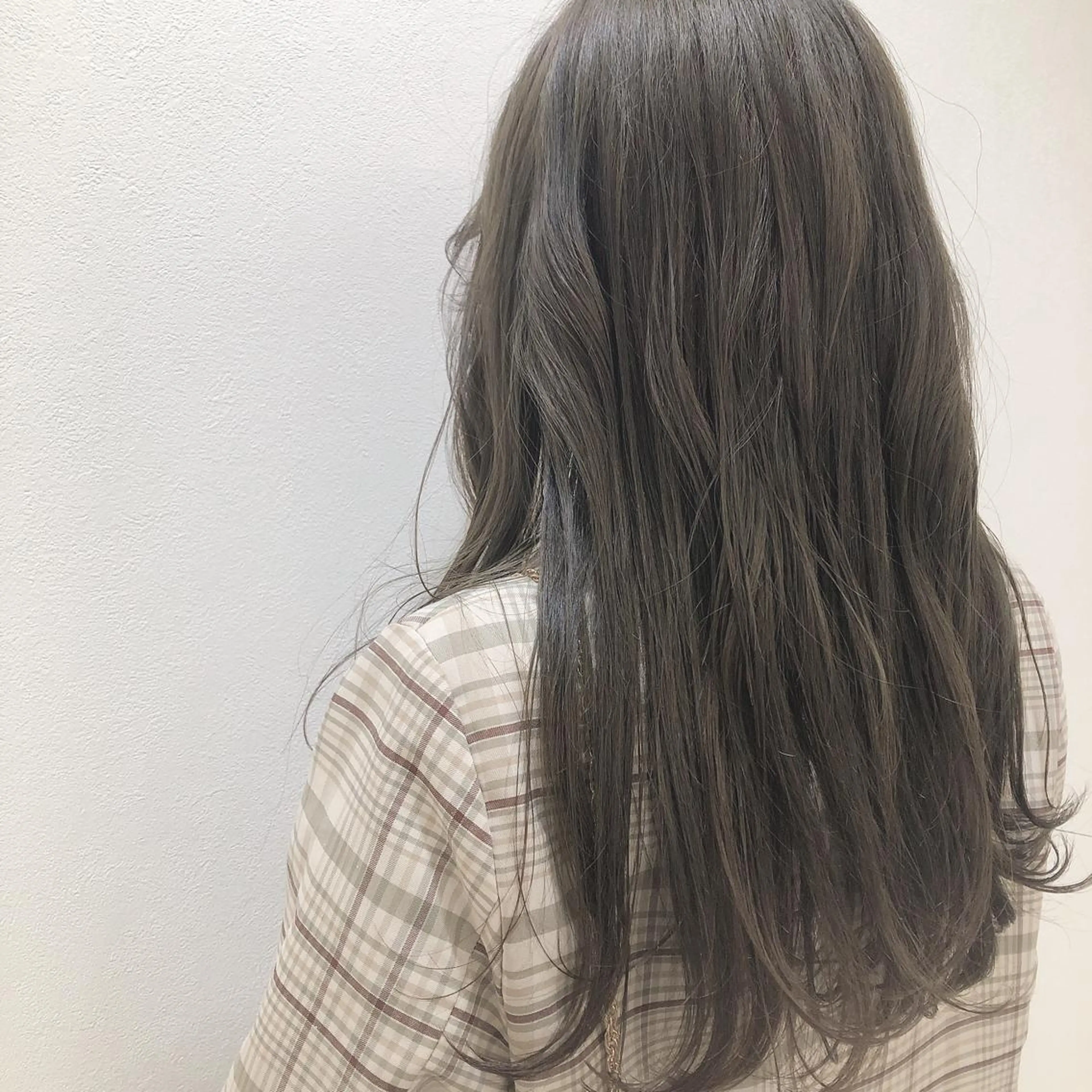 ロング カラー ベージュカラー ブリーチ オリーブベージュ ショート・ウルフ✂︎ 安住有咲子のヘアスタイル
