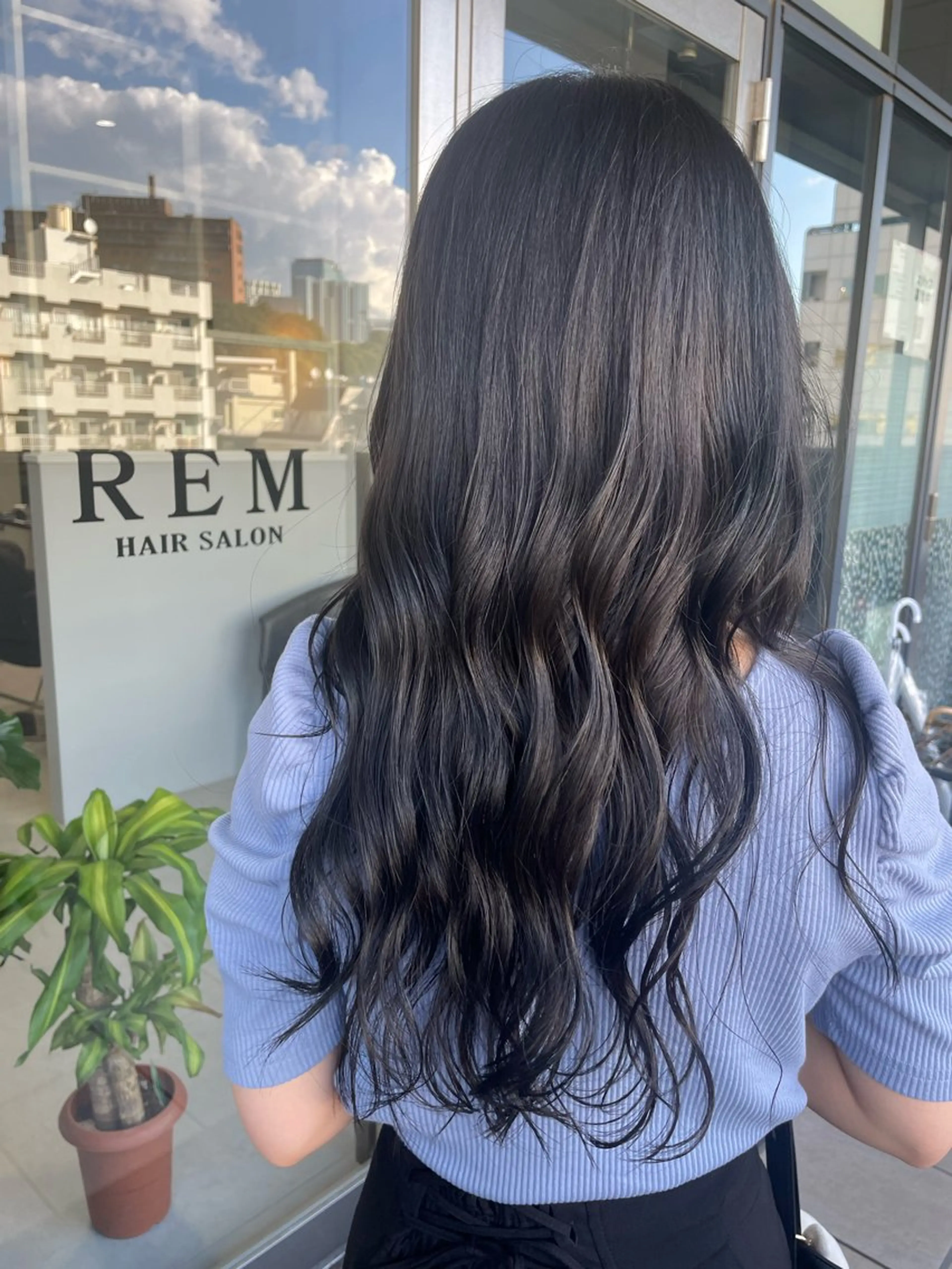 ロング カラー ヘアアレンジ 黒髪 ブルーカラー ブルーブラック 韓国風ヘア 樋川 早紀のヘアスタイル