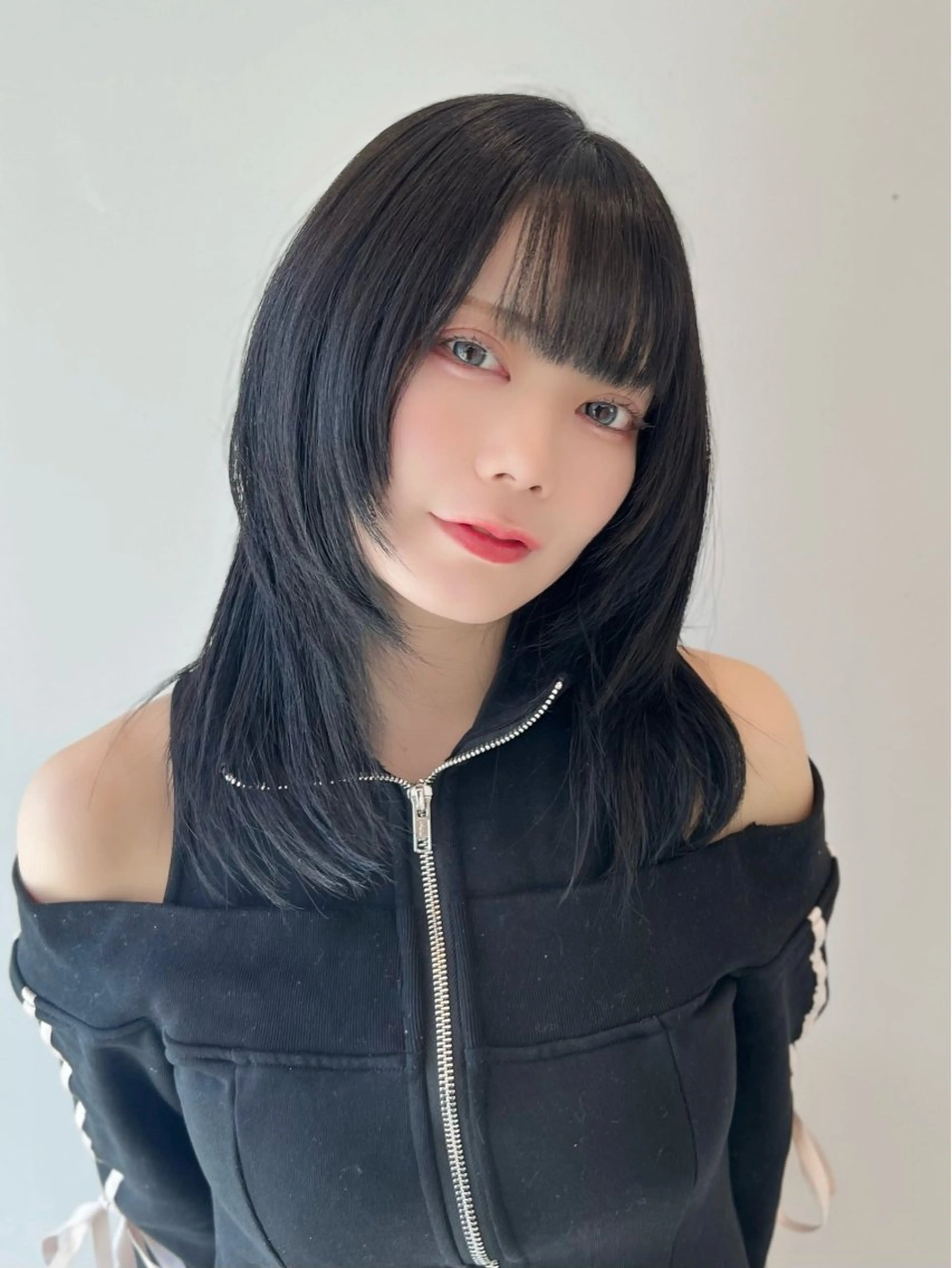 ミディアム カラー シルバー 顔周りカット レイヤーカット ウルフカット ウルフレイヤー カット ヘアカラー レイヤー/髪質改善 DAISUKEのヘアスタイル