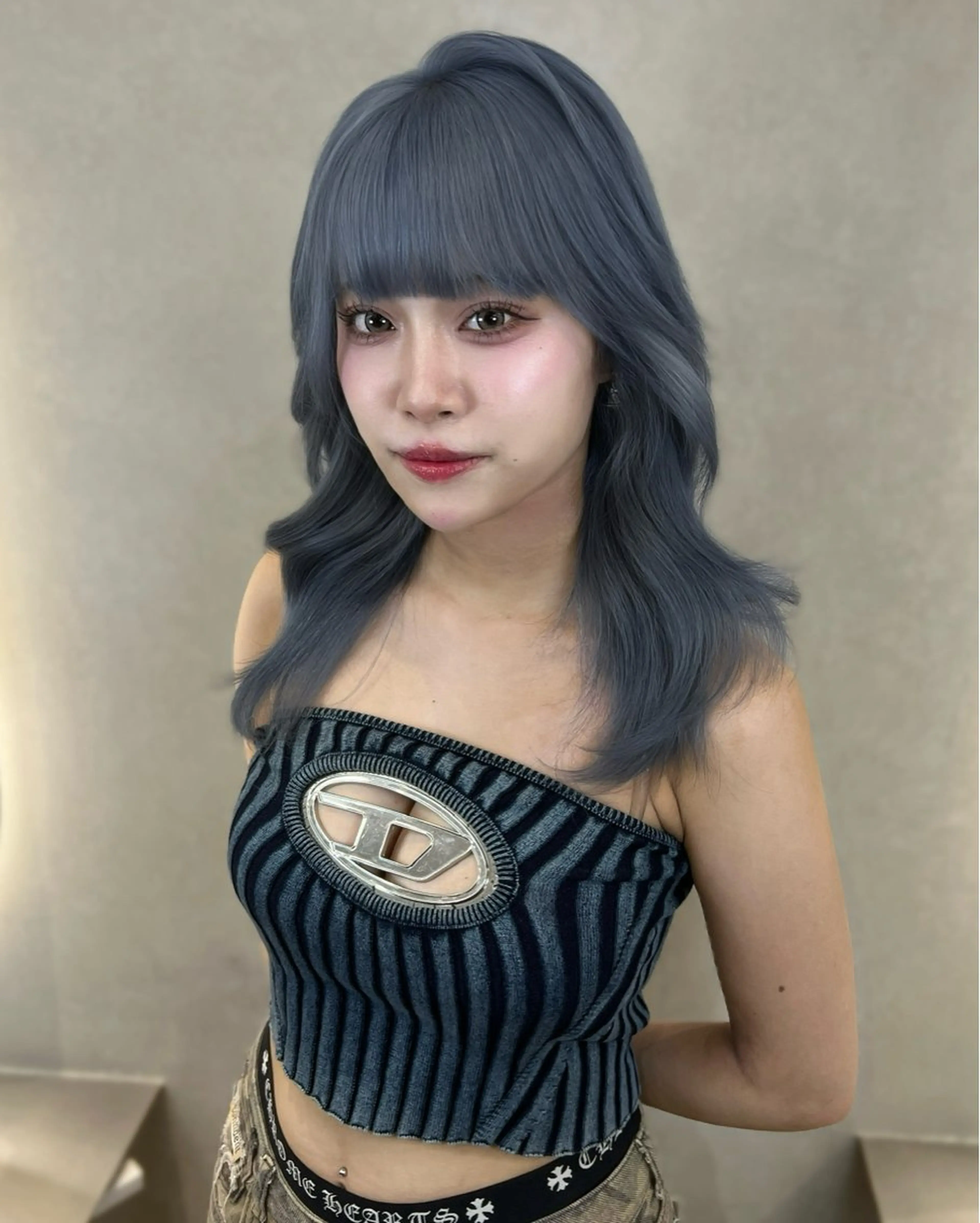 ロング ヘアカラー ミルクティーベージュ オリーブグレージュのヘアスタイル