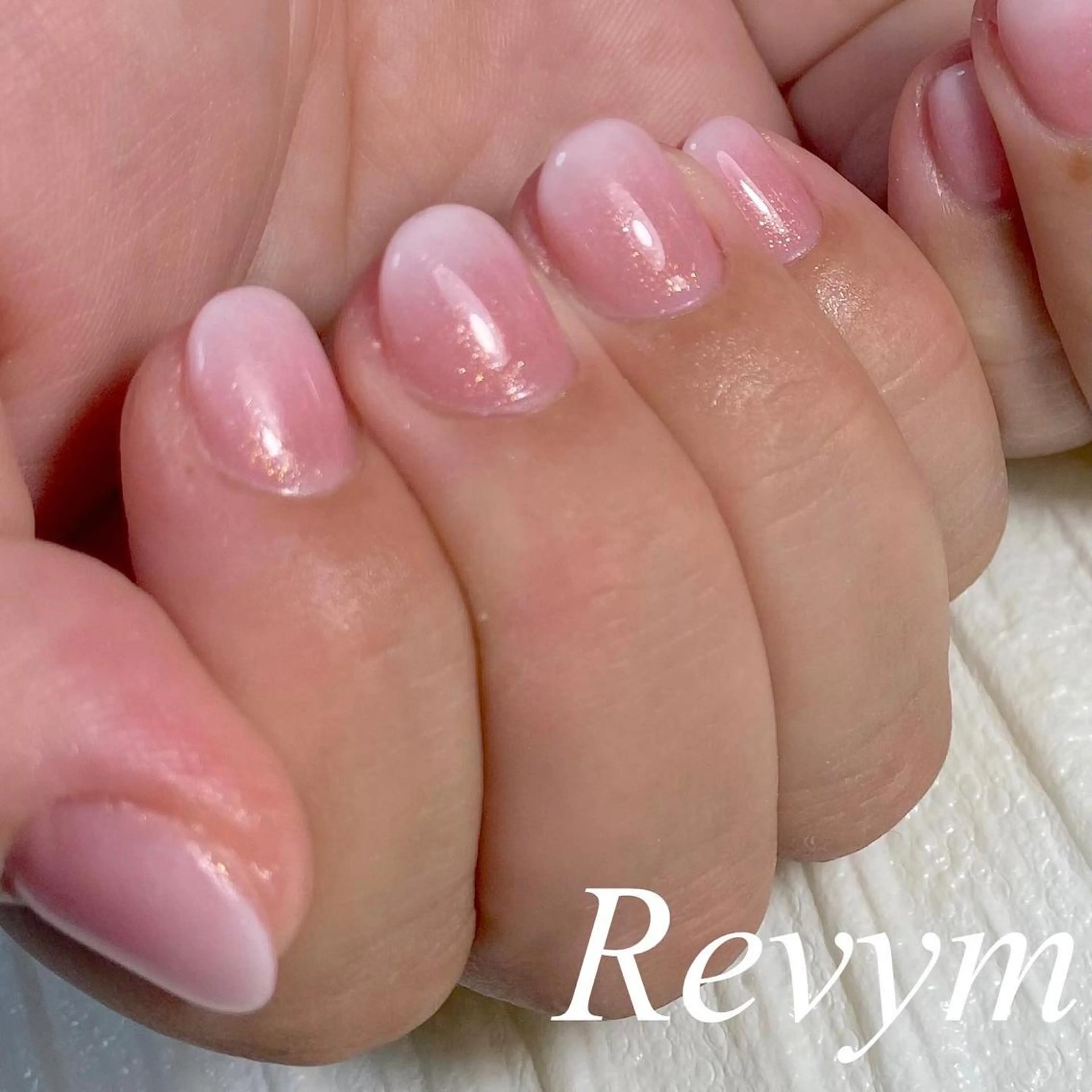 ミディアム ネイル 韓国風ヘア ジェルネイル キラキラネイル 韓国ネイル ニュアンスネイル nail salon Revymoreのネイルデザイン