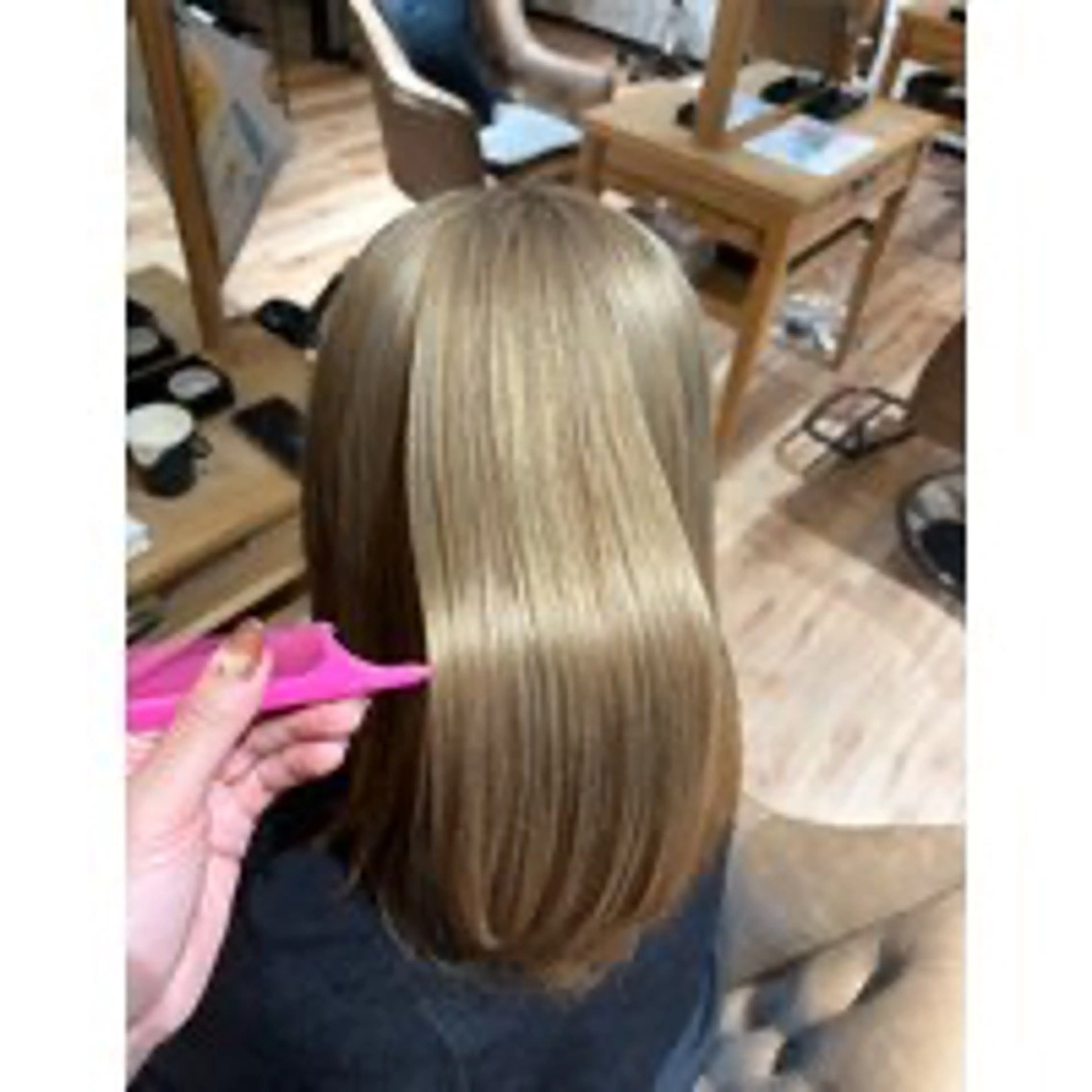 ロング ヘアカラー 高口 小春のヘアスタイル