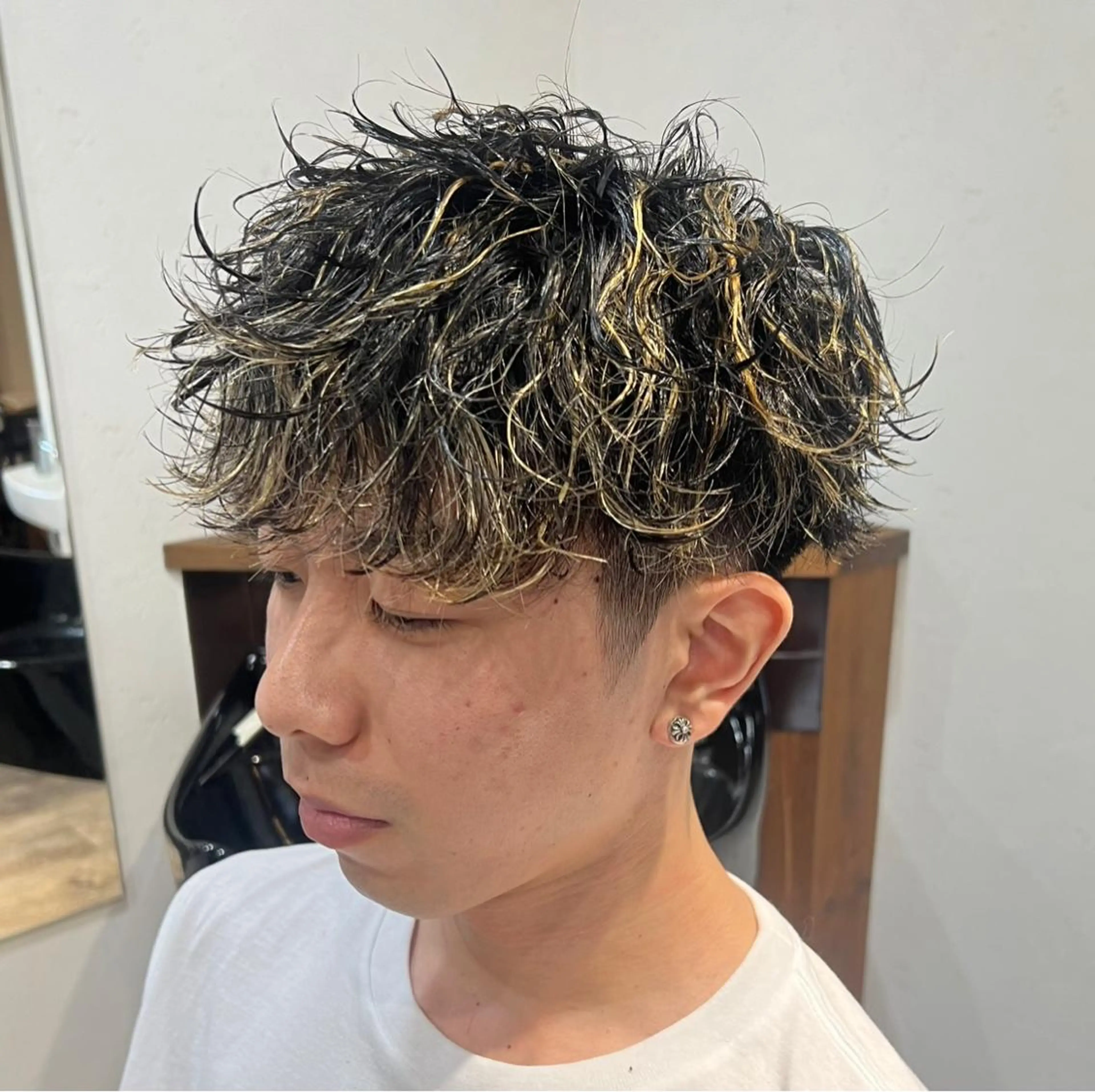 メンズ メンズハイライト 波巻きパーマ 新宿無料メンズカット 松橋　風弥のヘアスタイル