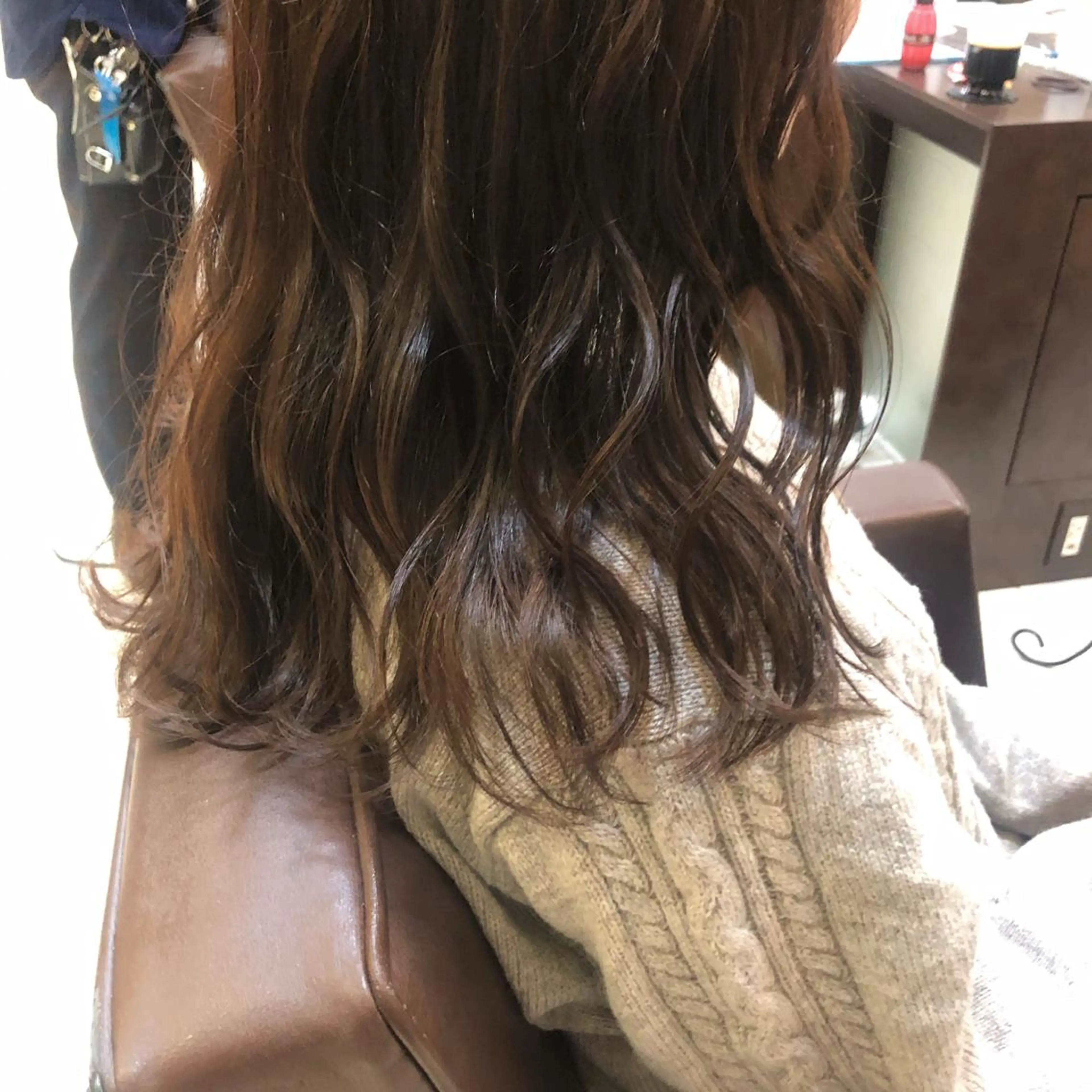 セミロング レイヤーカット✖️ 柔らかベージュカラーのヘアスタイル