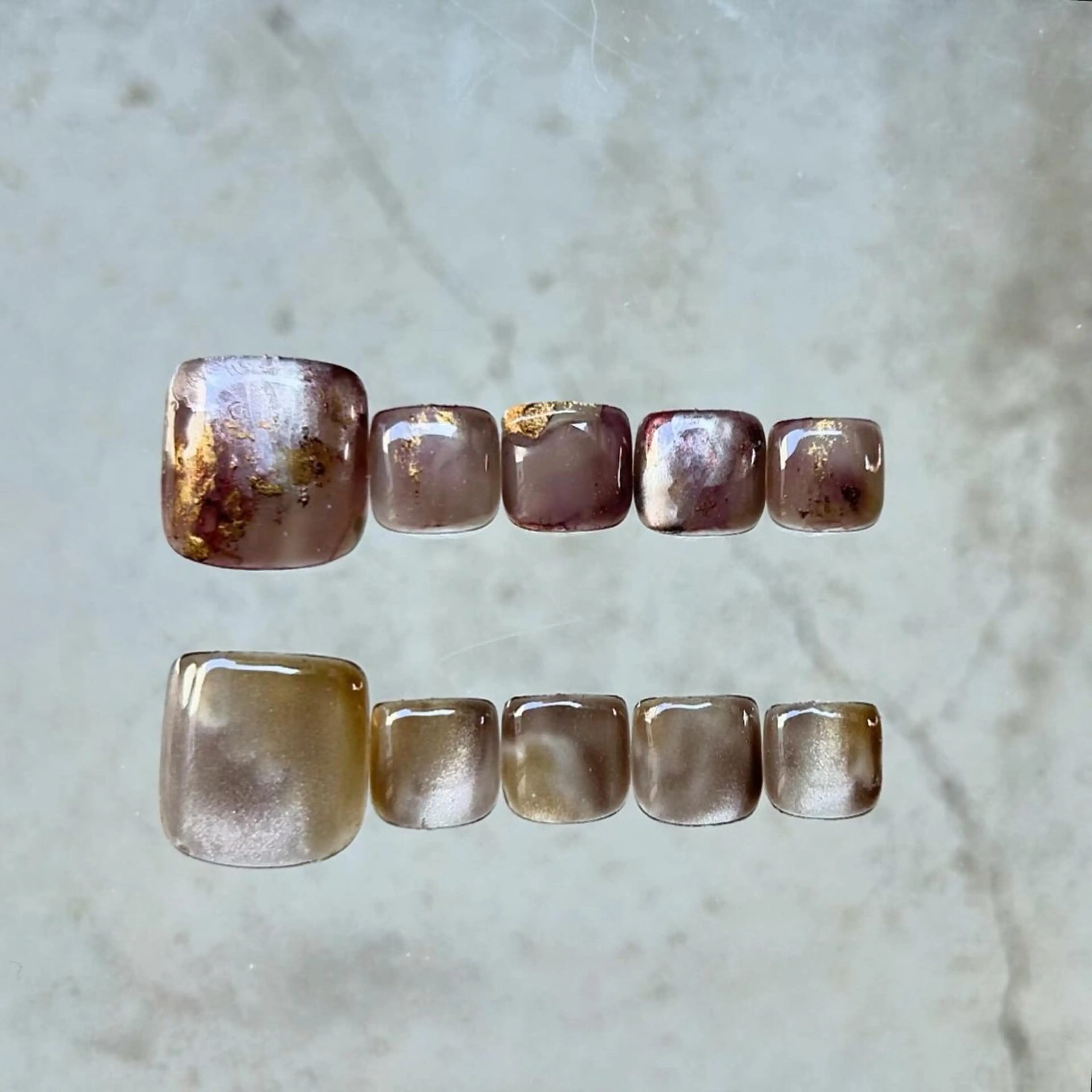 ネイル ブラウン カジュアル フットネイル ゴールド キラキラネイル フットネイル lylynail YUUKAのネイルデザイン