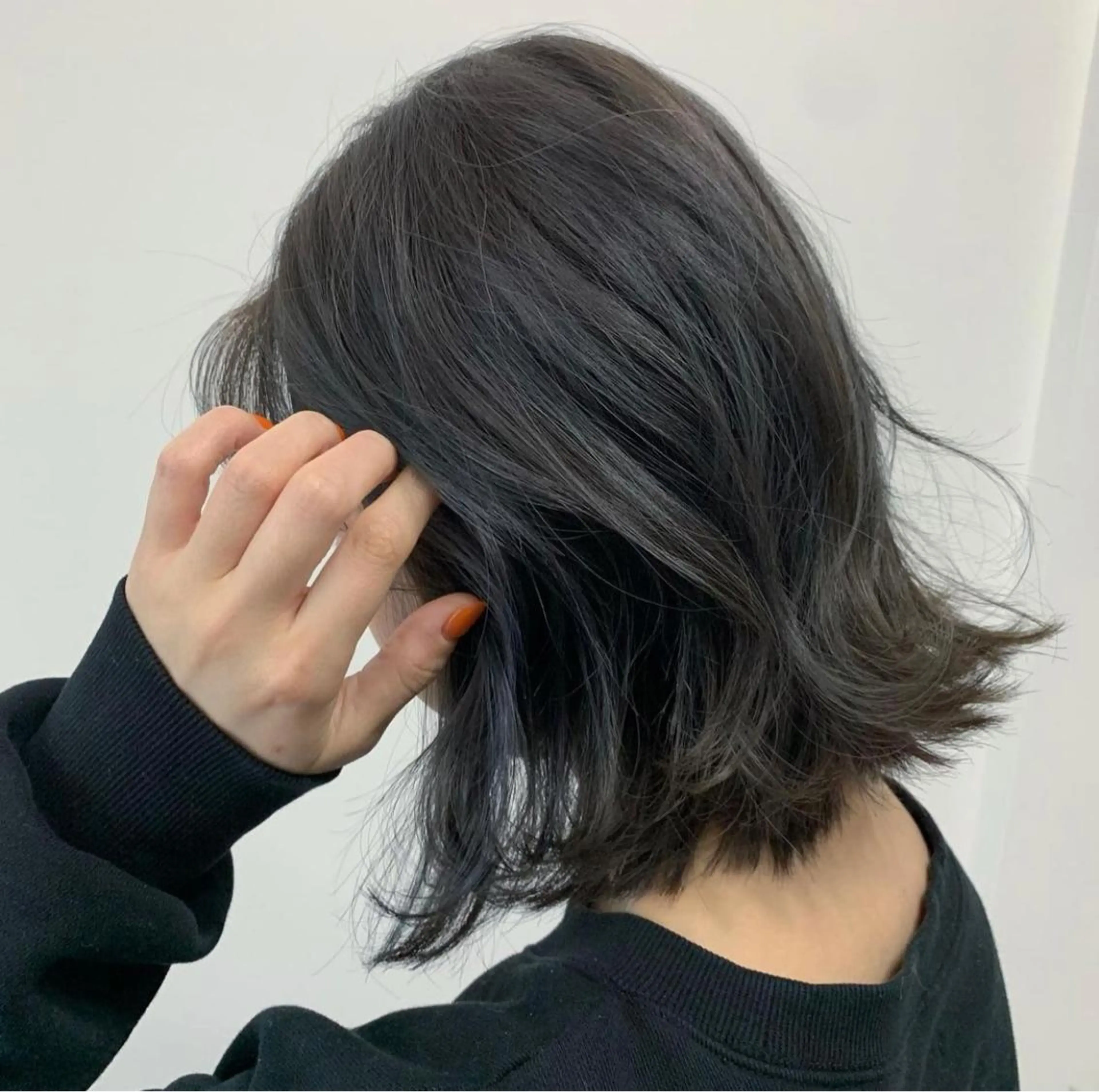 ミディアム カラー アッシュ 黒髪 ブリーチ ブルーカラー ブルーブラック 赤み無し柔らかカラー 【梅田】madokaのヘアスタイル