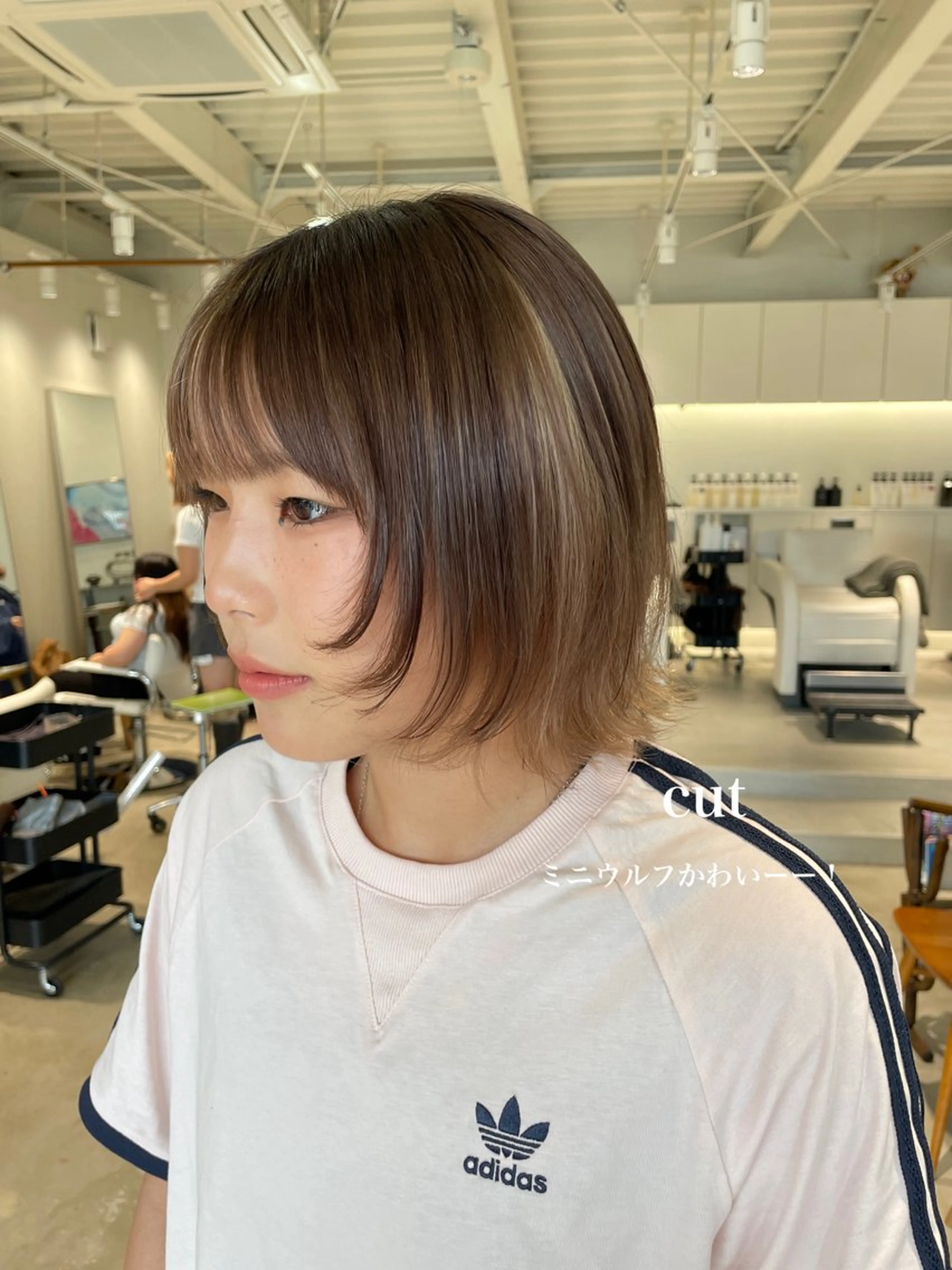 ミディアム 顔まわりレイヤー 顔周りカット レイヤーカット ウルフカット 峯崎 葵のヘアスタイル