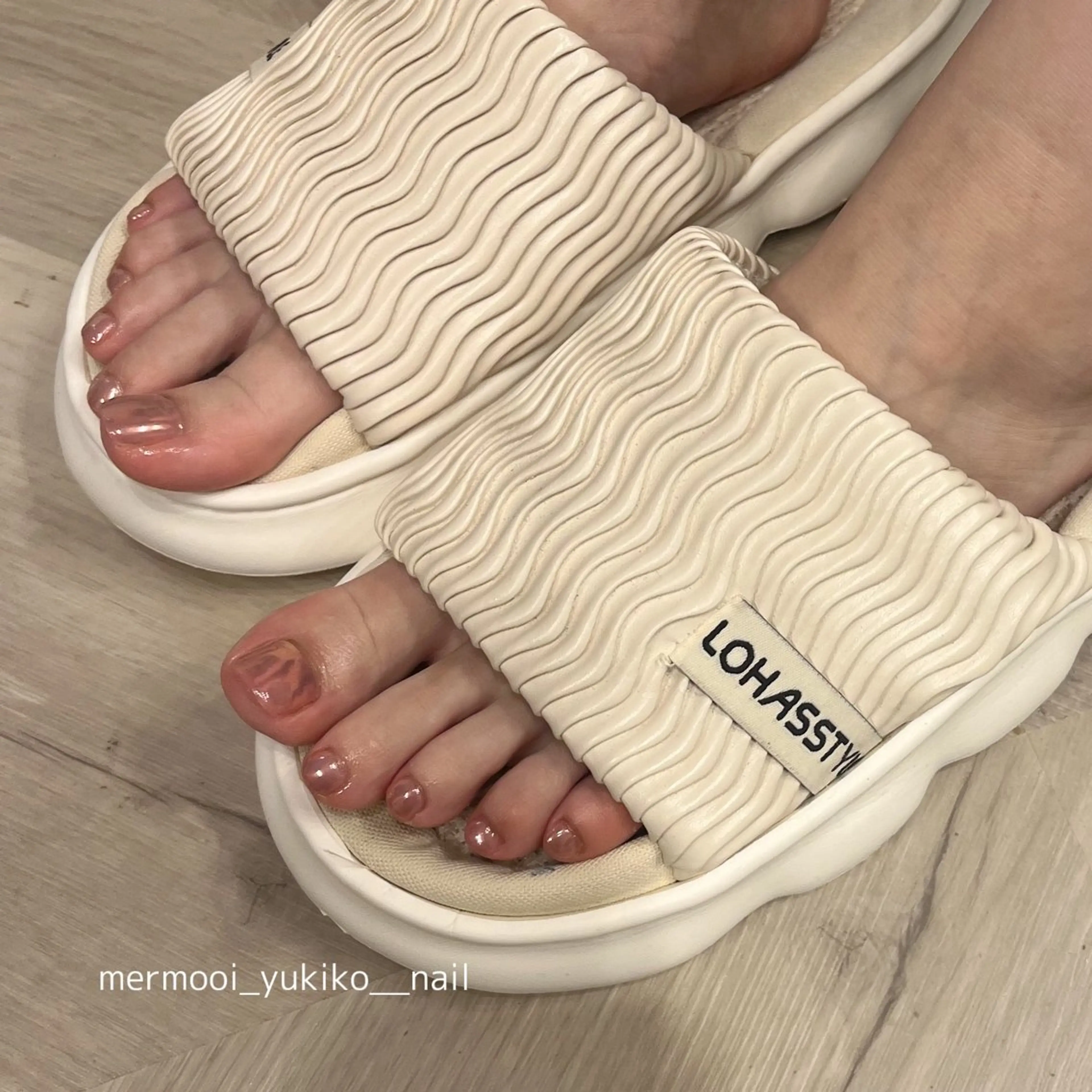 ネイル オーロラネイル フットネイル ゴールド ミラーネイル ニュアンスネイル melumooi nailのネイルデザイン