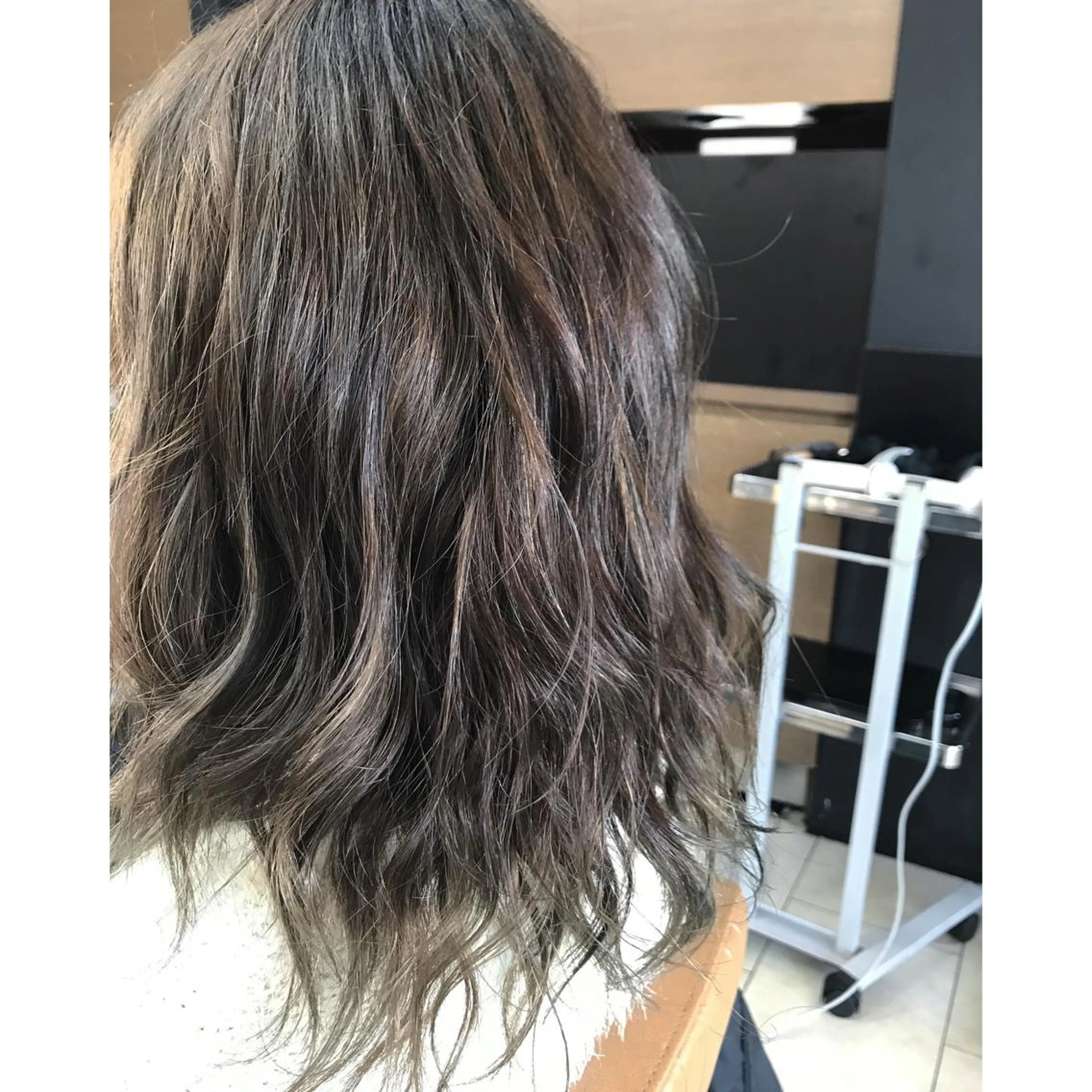 セミロング カラー アディクシーカラー ブリーチ ハイライトカラー ハイライト 坂西 春果のマツエク・マツパデザイン