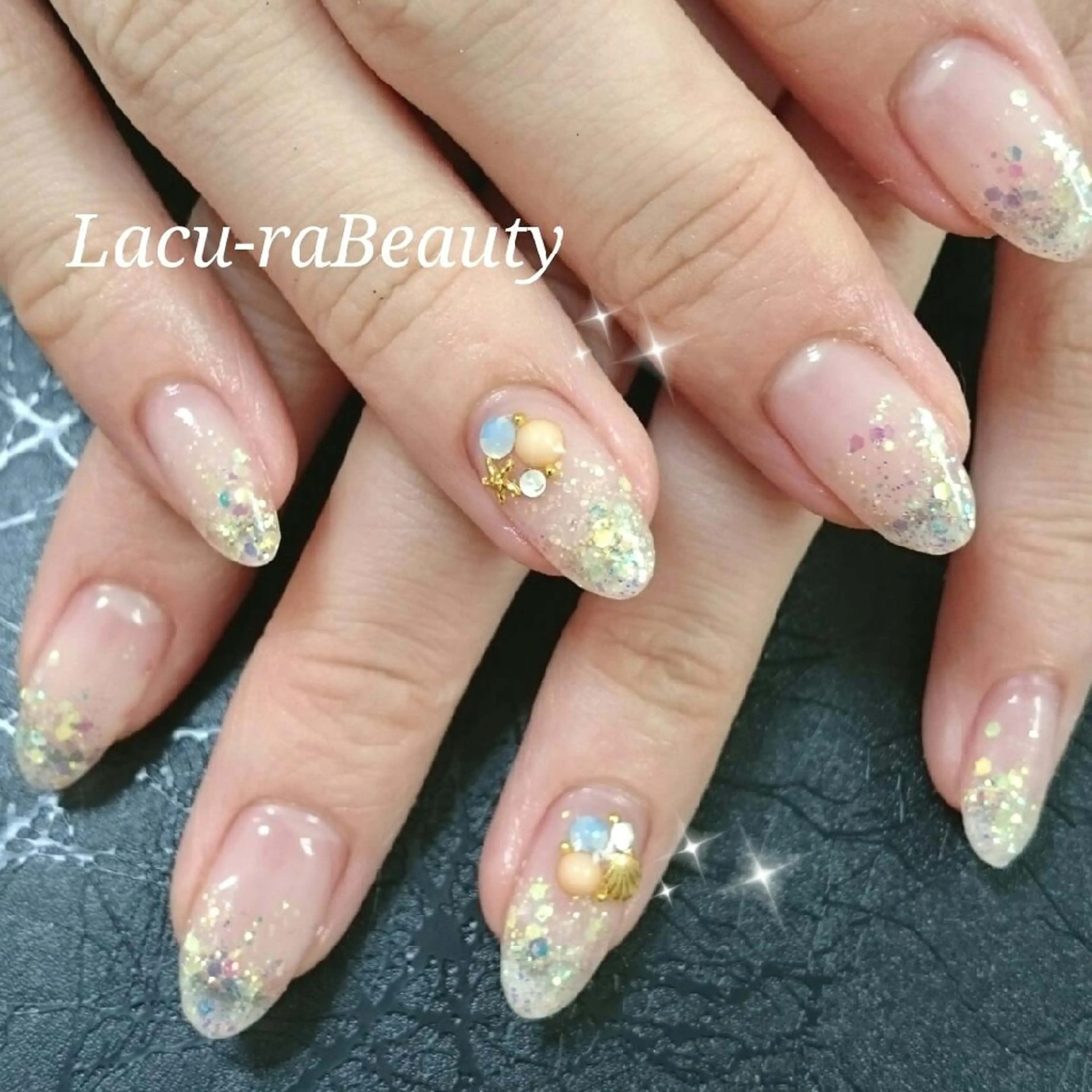 ネイル グラデーション ラメ(グリッター) ラメグラデーション 小顔と腸の専門店 ラクーラビューティのエステ・リラクイメージ