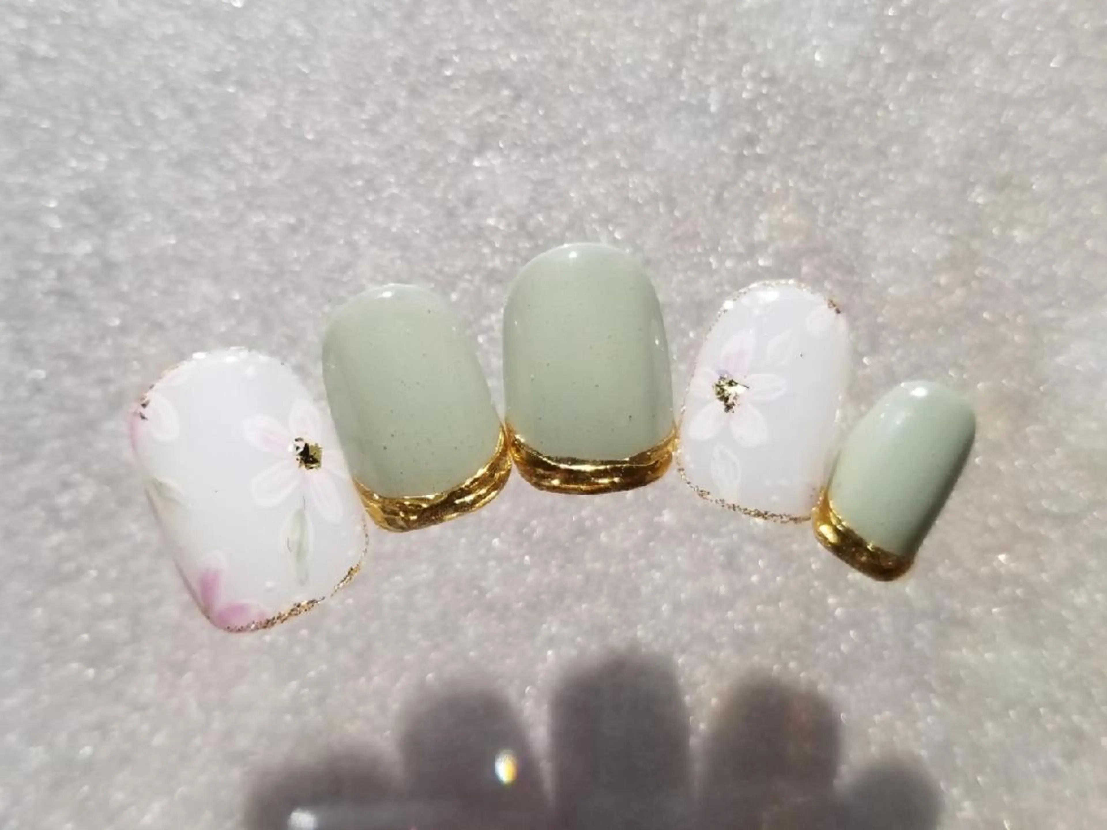 ショート ネイル グリーン オフィスネイル 春ネイル 吉祥寺🌟 ネイルフロンティアのネイルデザイン