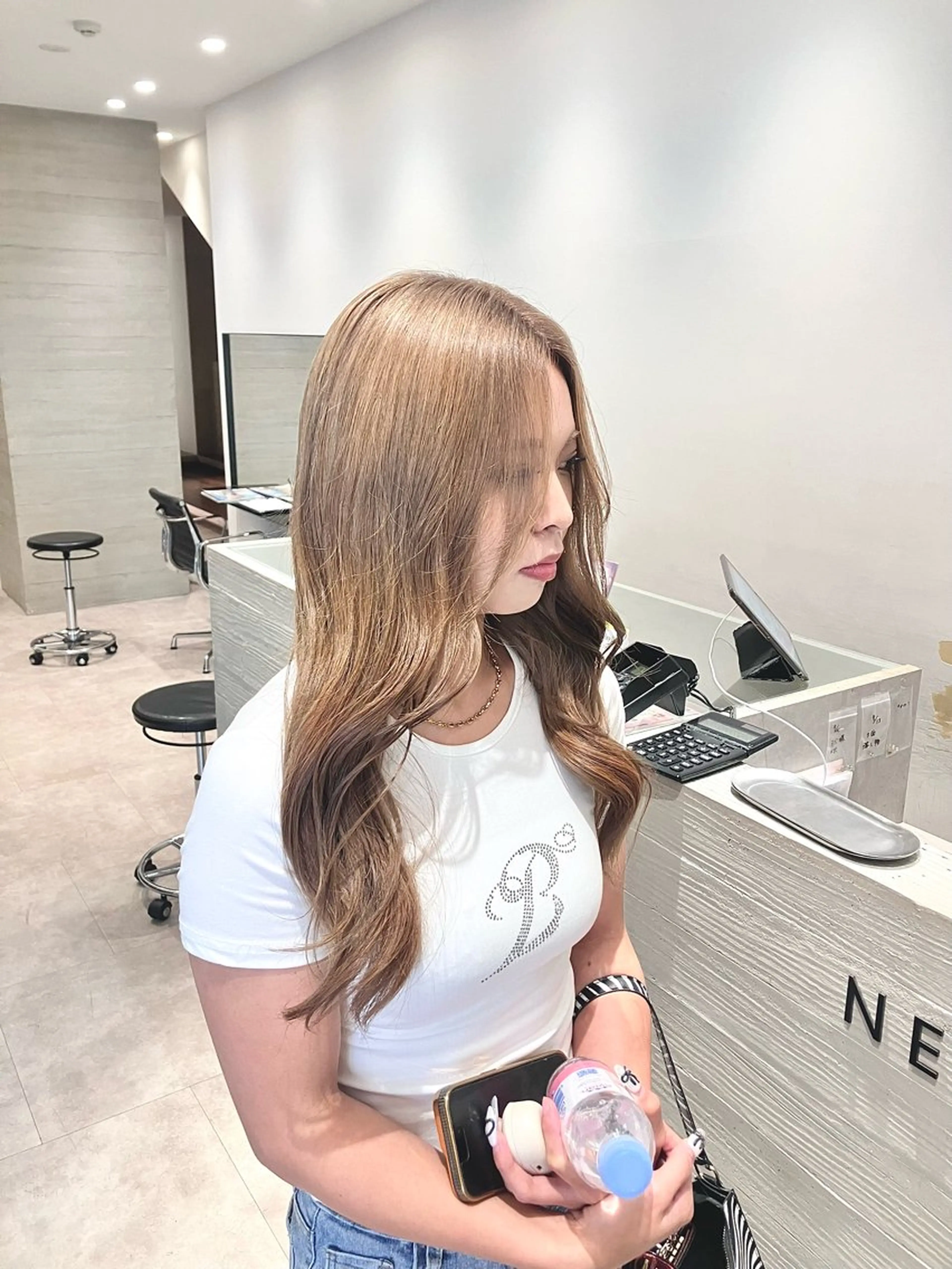 ロング カラー ベージュカラー ブリーチ ブロンド ケアブリーチ ミルクティーベージュ カット ヘアカラー サキ🤍ハイトーン 🩰くびれ巻きヘアのヘアスタイル