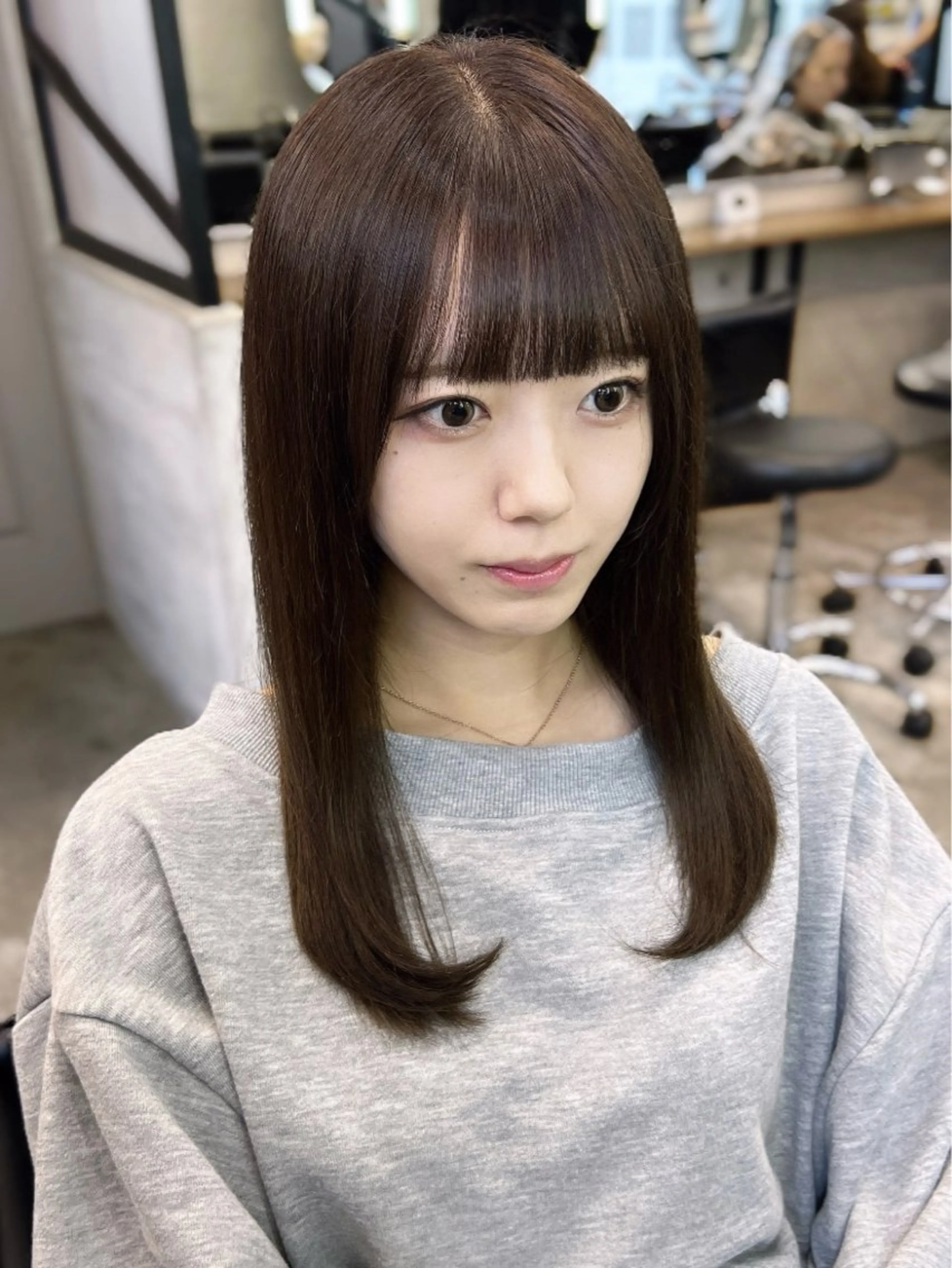 ミディアム カラー ブラウンカラー ココアブラウン ヘアカラー トリートメント 前髪/顔まわりカット 艶髪/髪質改善/縮毛のヘアスタイル